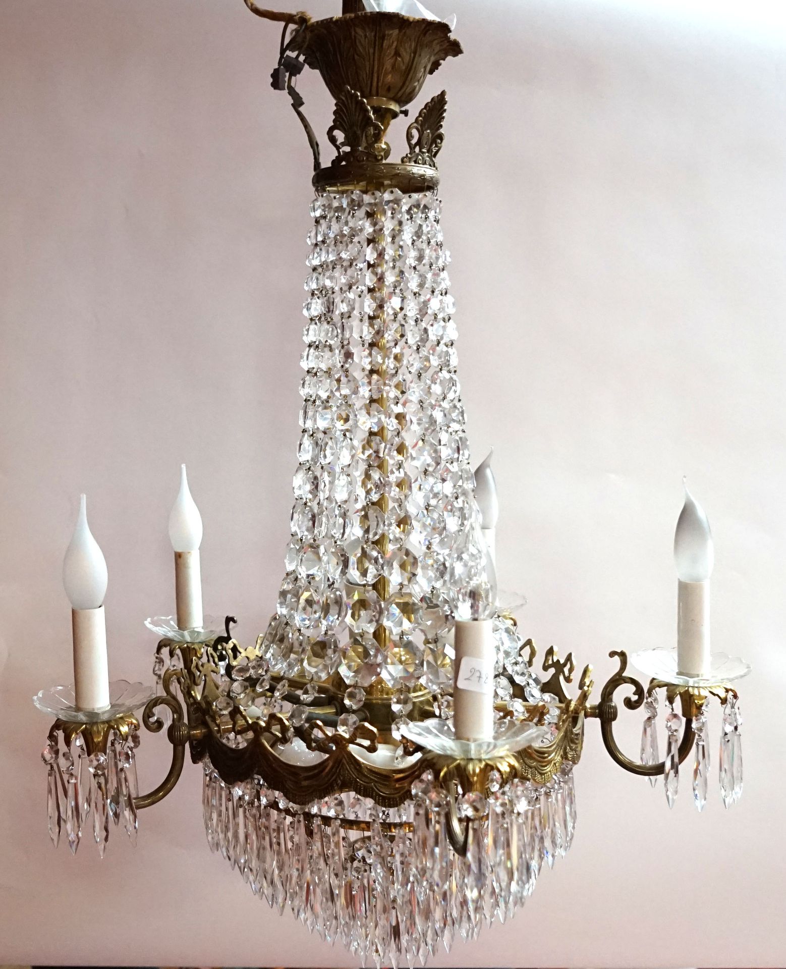 Null 一盏水晶吊冠吊灯，鎏金铜框架上装饰着窗帘。路易十六的风格。高度75厘米