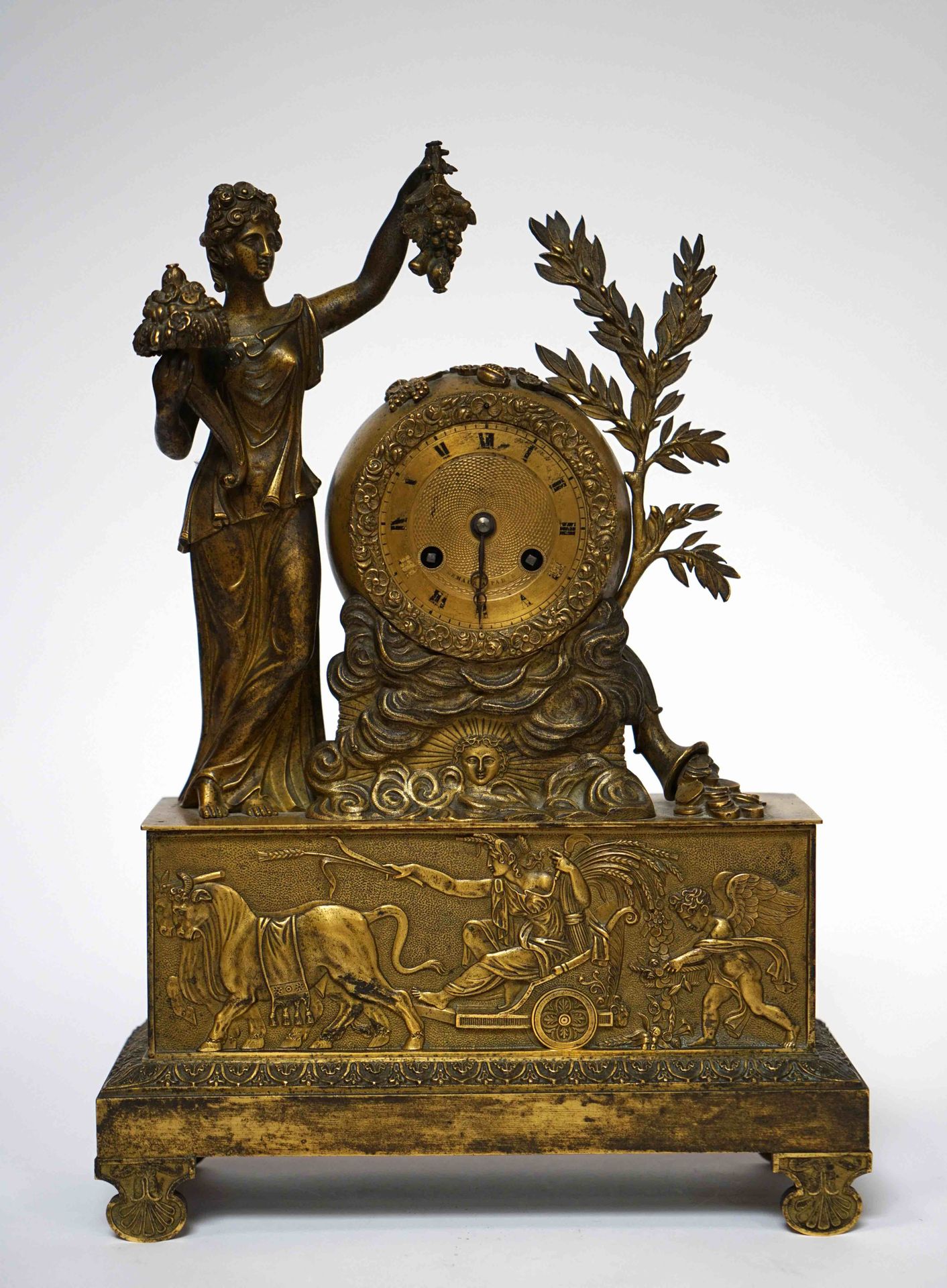 Null 一盏挂在四只脚上的棕榈树形式的灯，装饰着丰收的主题，底座上有一个浮雕，表盘两侧有一个寓言故事，带有罗马数字的扭索式黄铜表盘上有巴黎Lemaur的签名。&hellip;