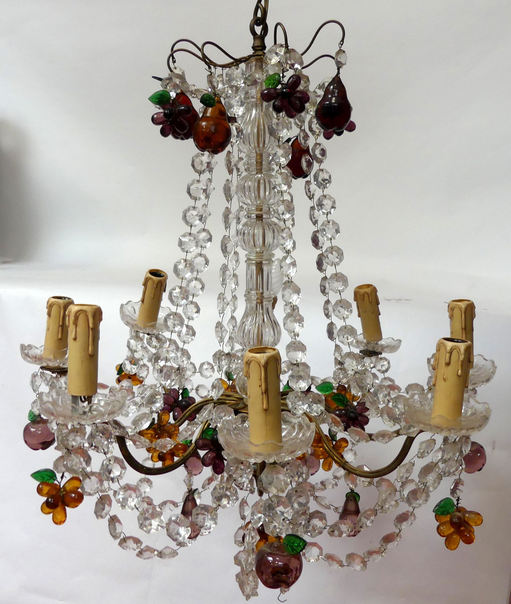 Null 照明，有八个玻璃覆盖的灯臂，装饰有珍珠花环和水果，苹果，梨，彩色玻璃的原因。(非常轻微的事故)。高80厘米