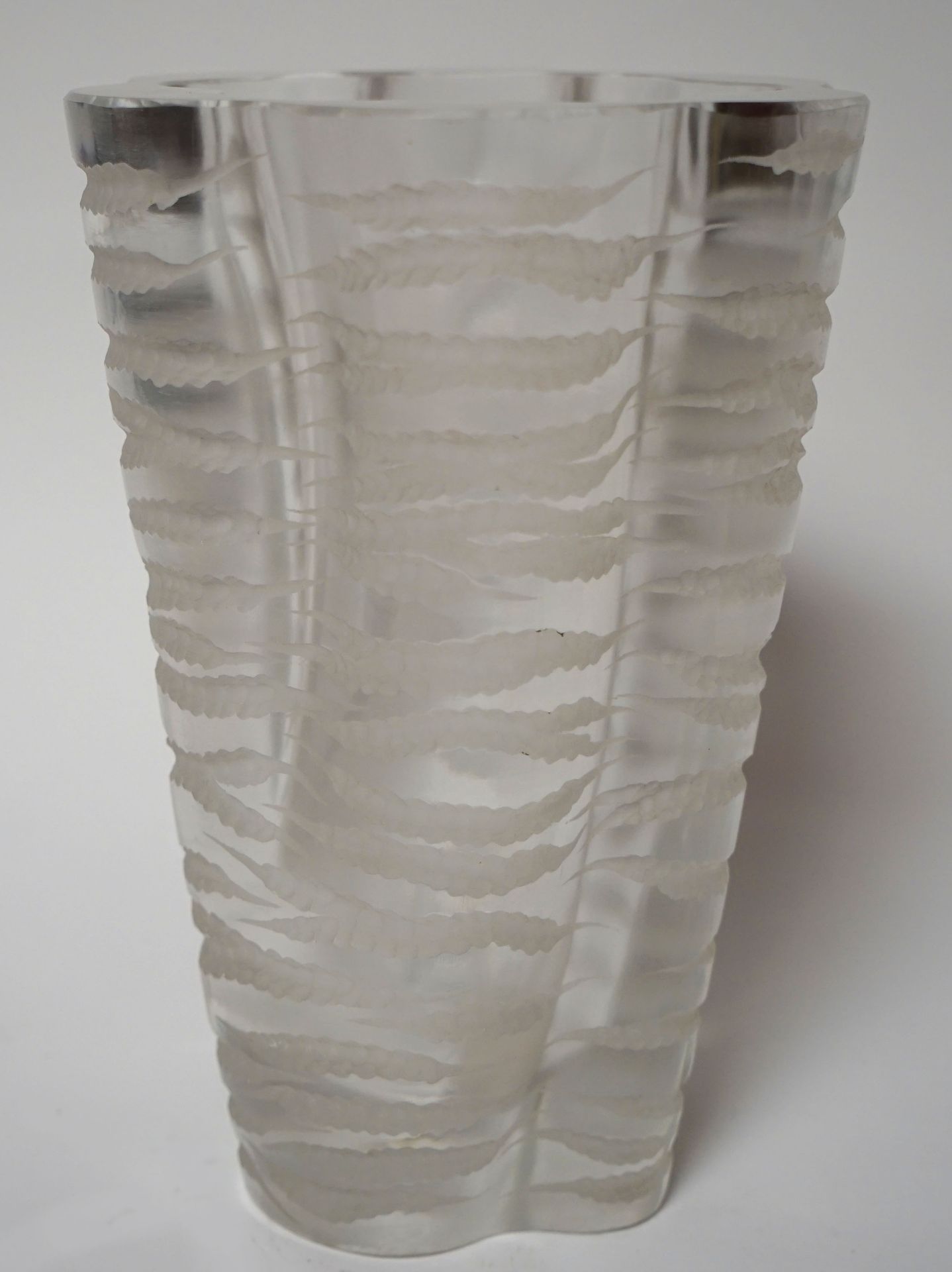 Null LALIQUE. VASE aus Senlis-Kristall mit mattiertem Dekor aus Weizenähren. Nic&hellip;