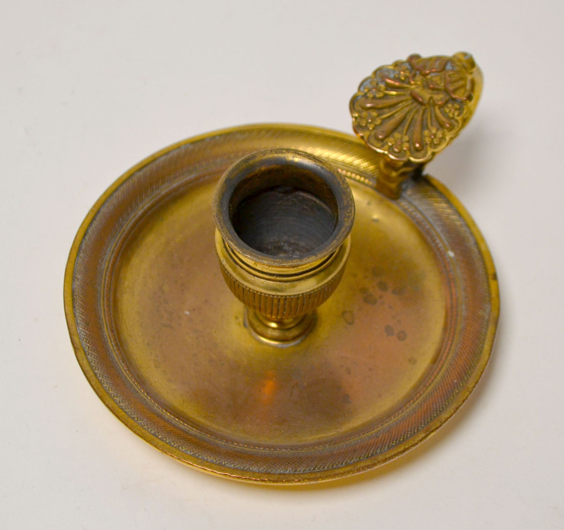 Null 鎏金青铜手烛，有凹槽的龙头，拇指托有花朵和手掌纹，19世纪。