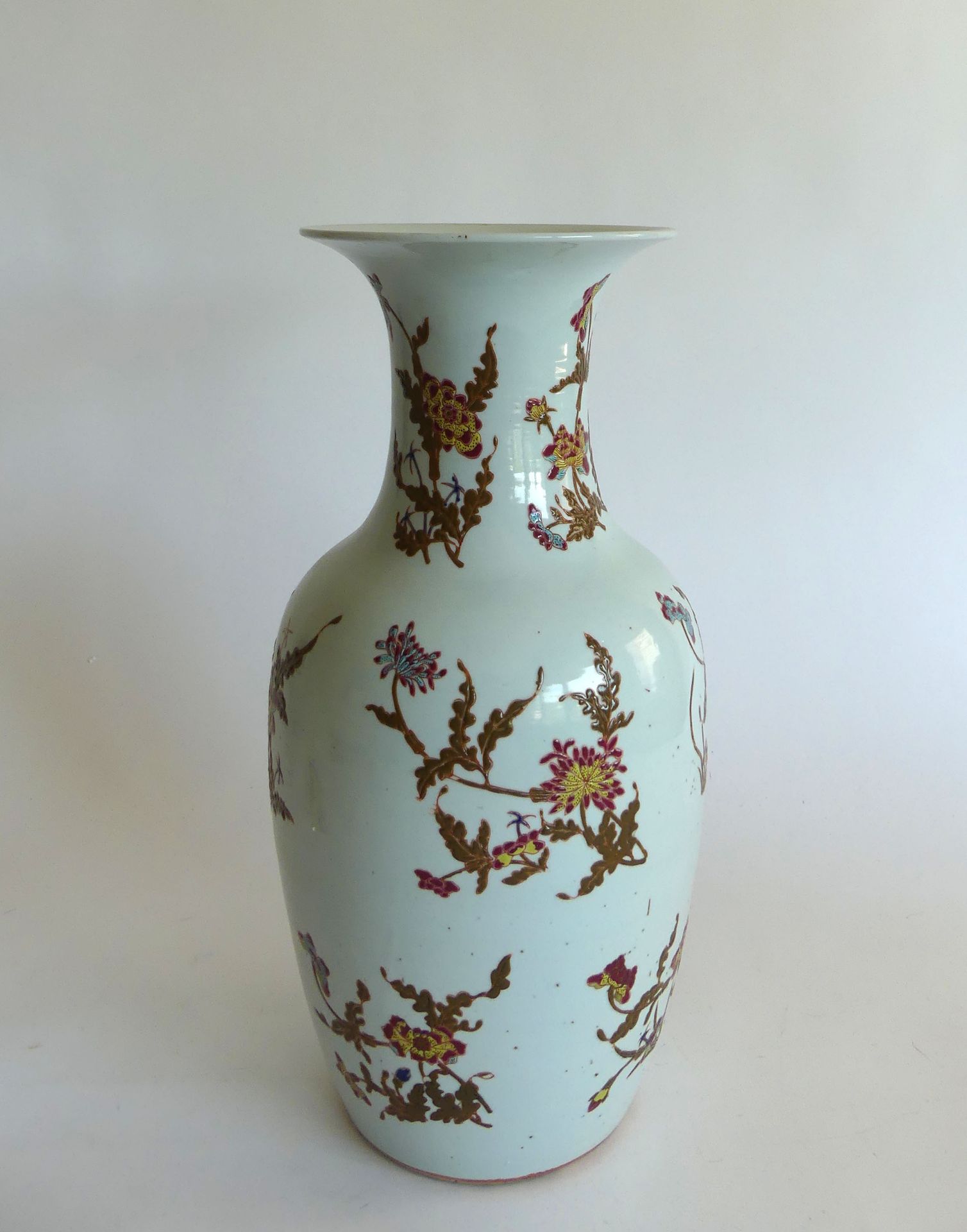 Null 中国。饰有黄色、红色、棕色花朵和绿松石的白瓷柱形花瓶。高44厘米，康熙年间。高43厘米