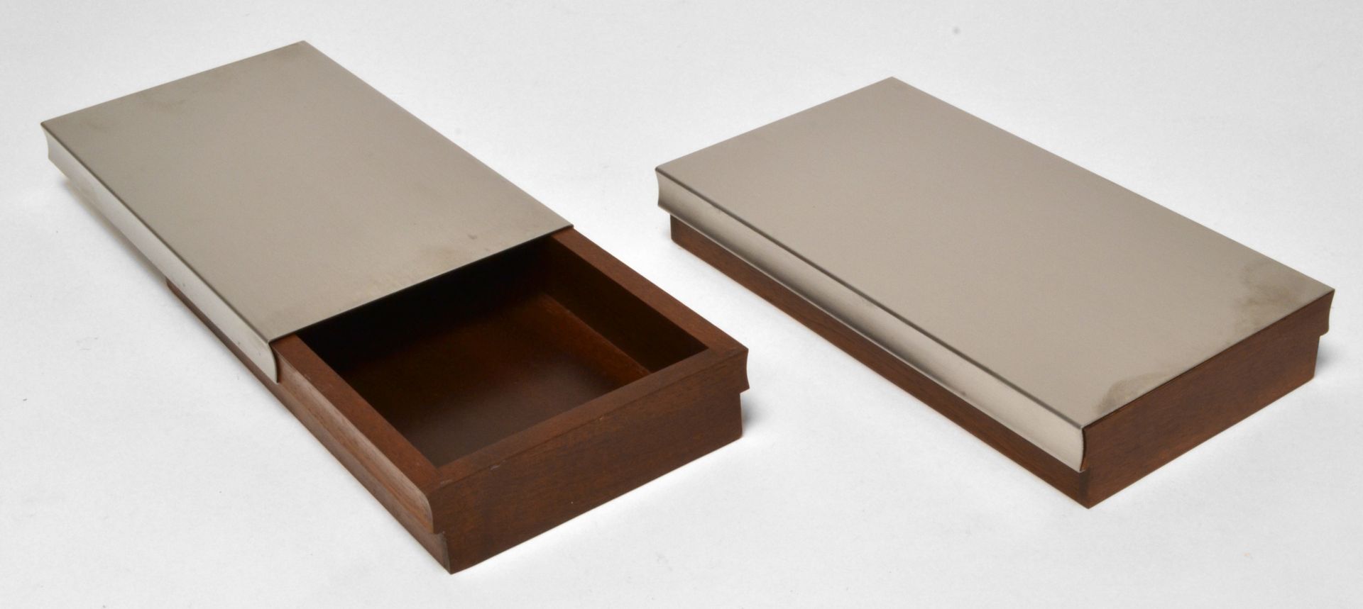 Null 乔治-朱埃，1931年出生。一对长方形餐盒，主体为红木，盖子为普通拉丝金属。签名。约1970年，3 x 22 x 12厘米