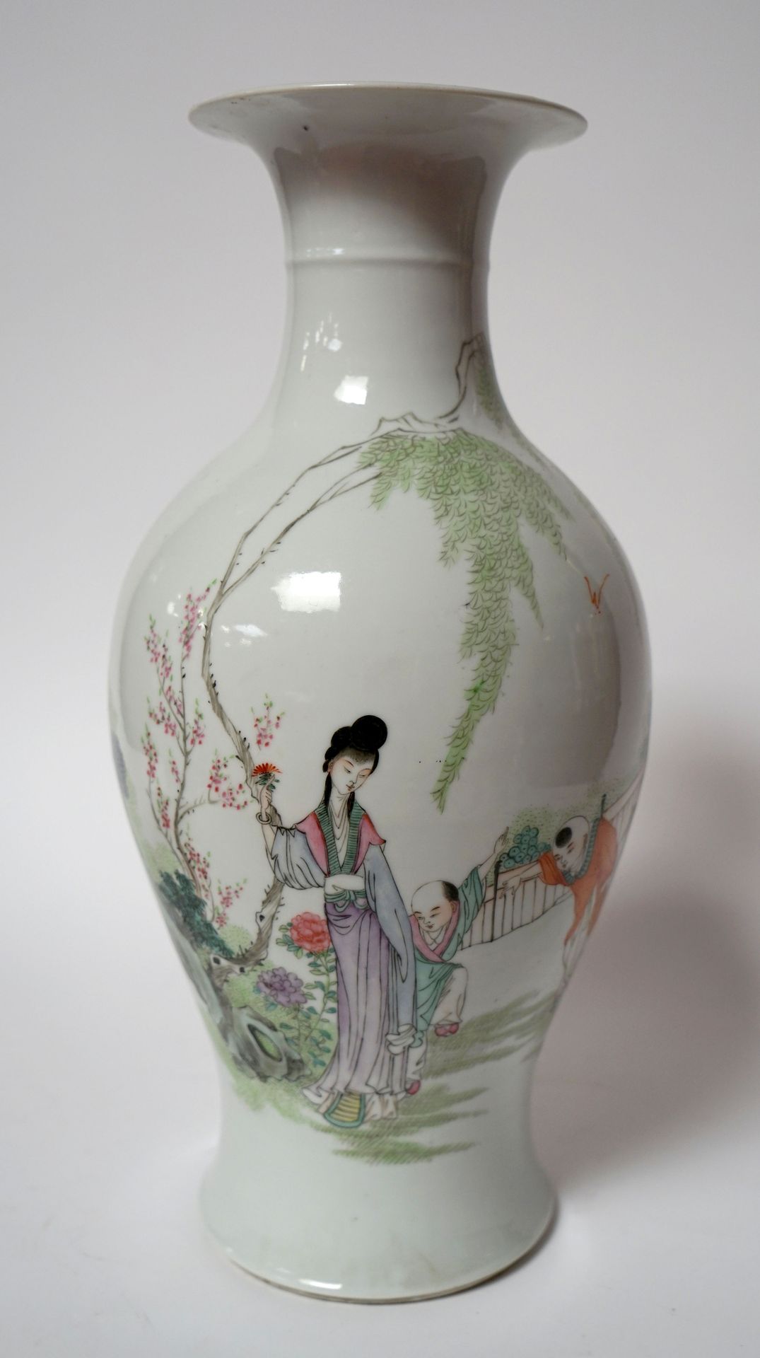 Null 中国。一个多色珐琅彩的瓷质阳台花瓶，装饰着风景中的优雅女人和孩子。43,5 cm