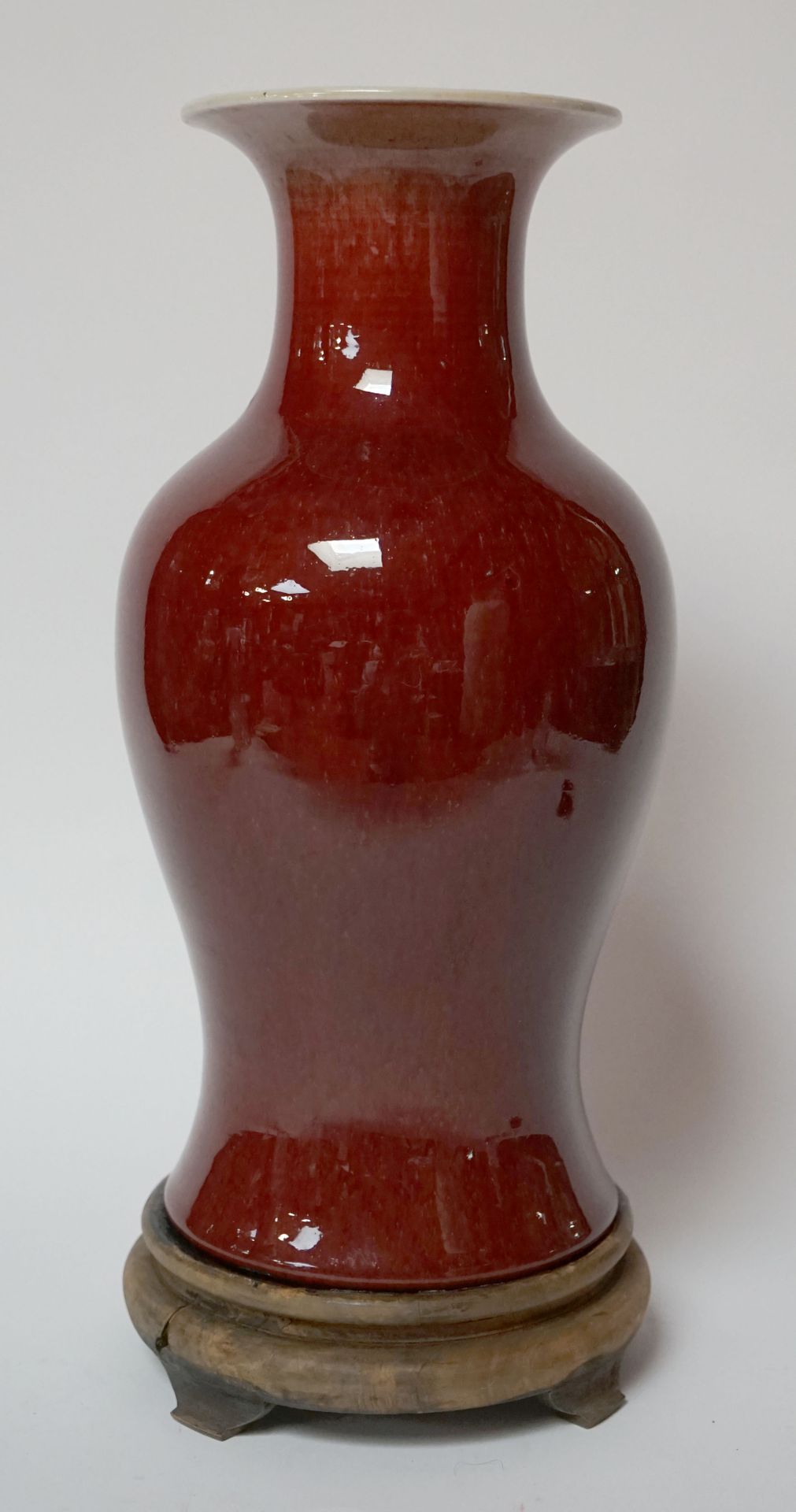 Null CHINA, Ende 19. Jh. Balustradenvase aus Porzellan vom Typ "Sang de Boeuf". &hellip;