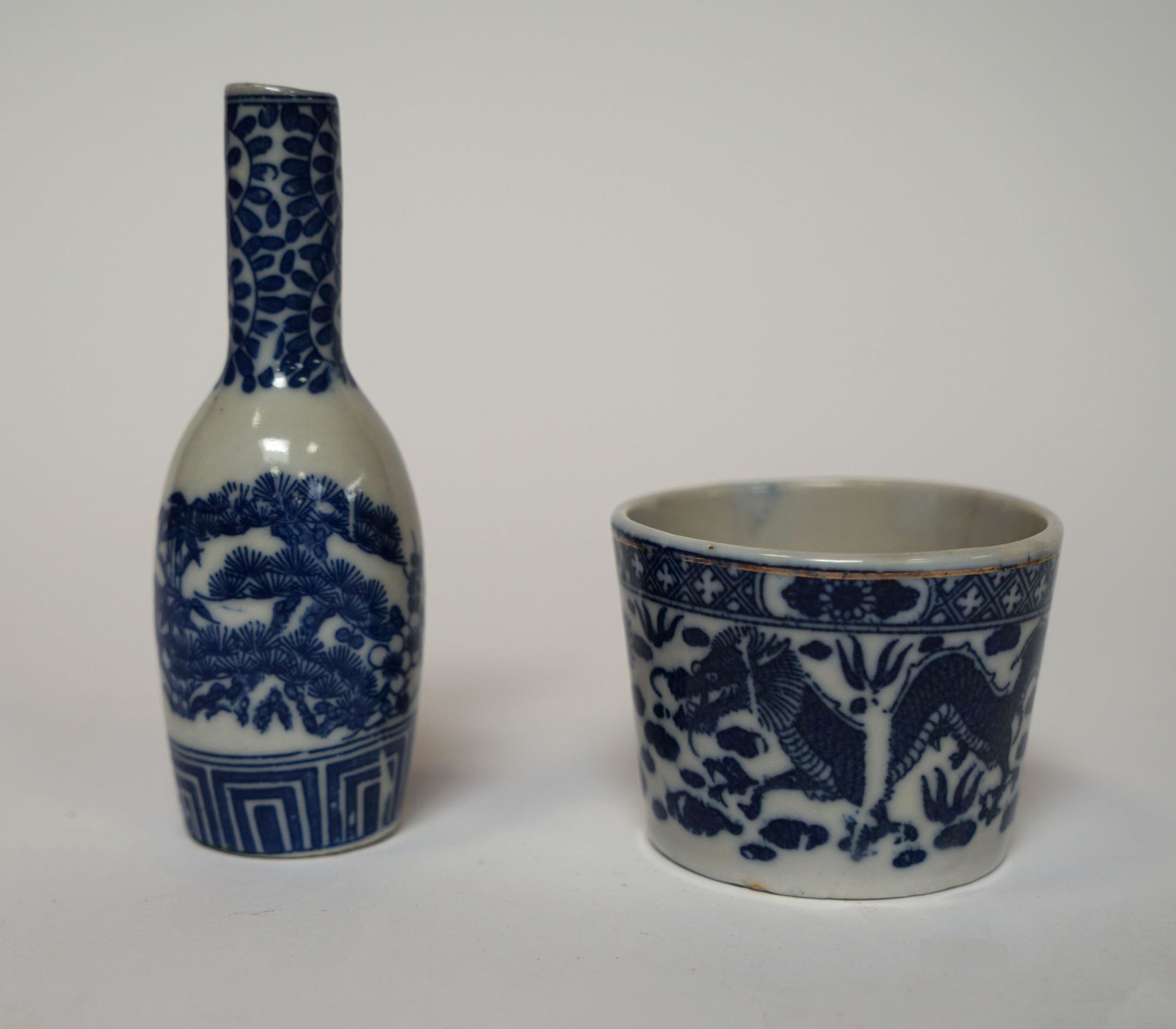Null 中国。青花瓷瓶和壶，青花龙和松枝的装饰。高11和5厘米。