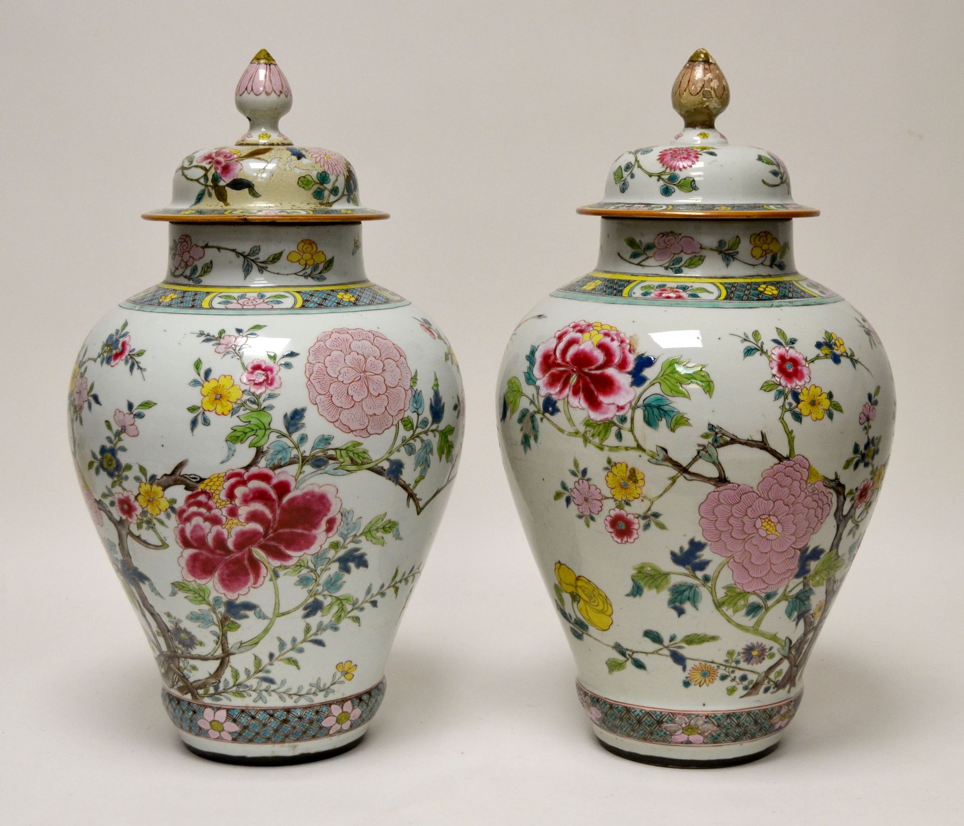 Null 中国, 雍正时期 (1723-1735) 一对有边脚的瓷质有盖有阳台的壶，上面有粉饰的梅花，菊花和梅花，孔雀和蝴蝶在飞翔（盖子上有修复，一个底部有裂缝&hellip;