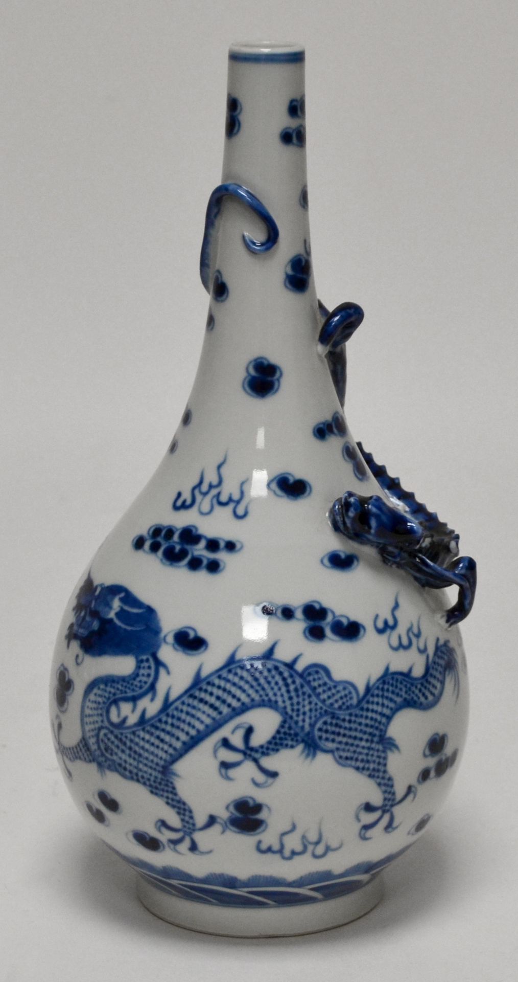 Null CHINA. Flaschenvase aus Porzellan mit blau-weiß gemaltem Dekor eines Drache&hellip;