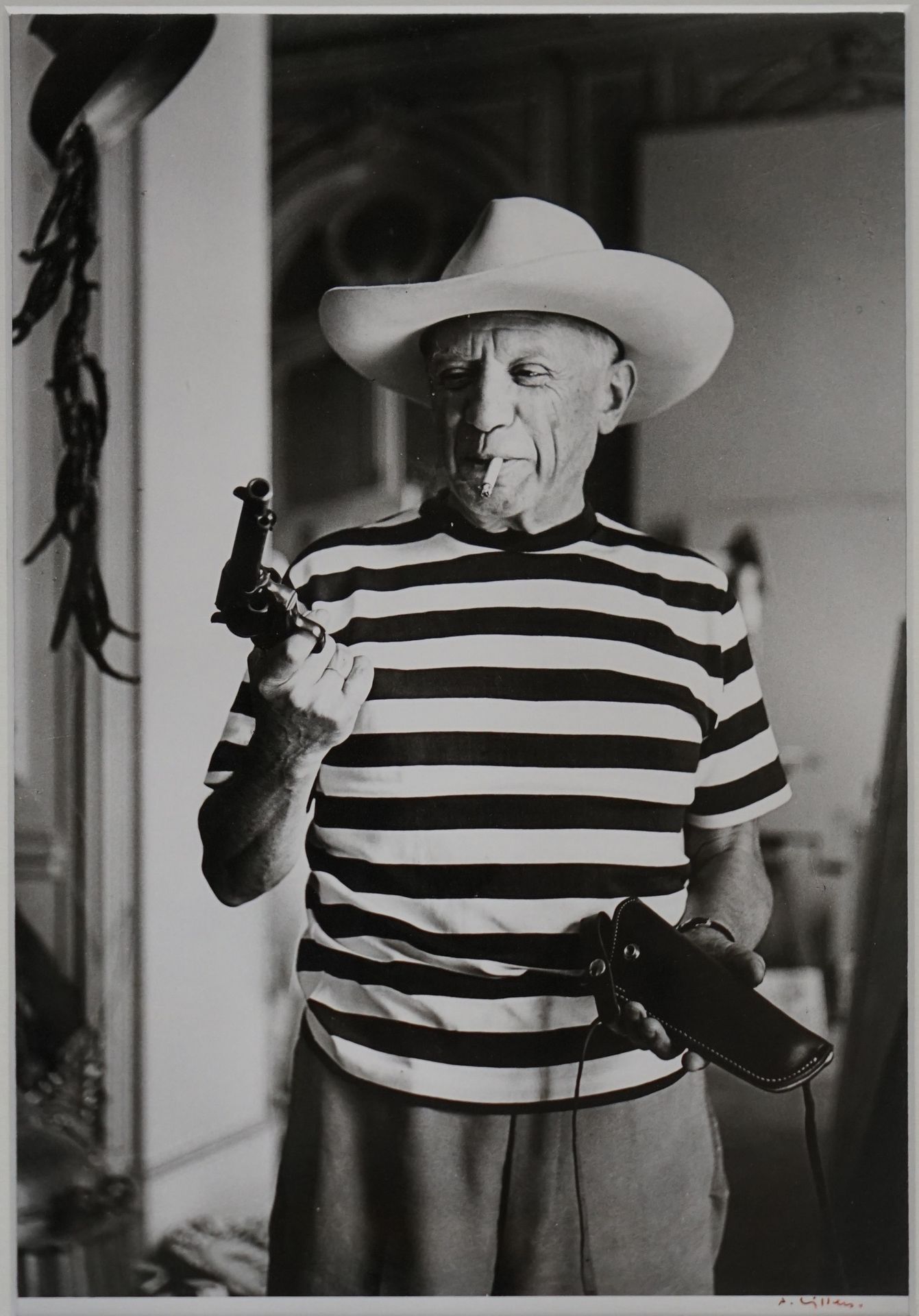 Null André VILLERS (1930-2016) Picasso avec le revolver et chapeau offert par Ga&hellip;
