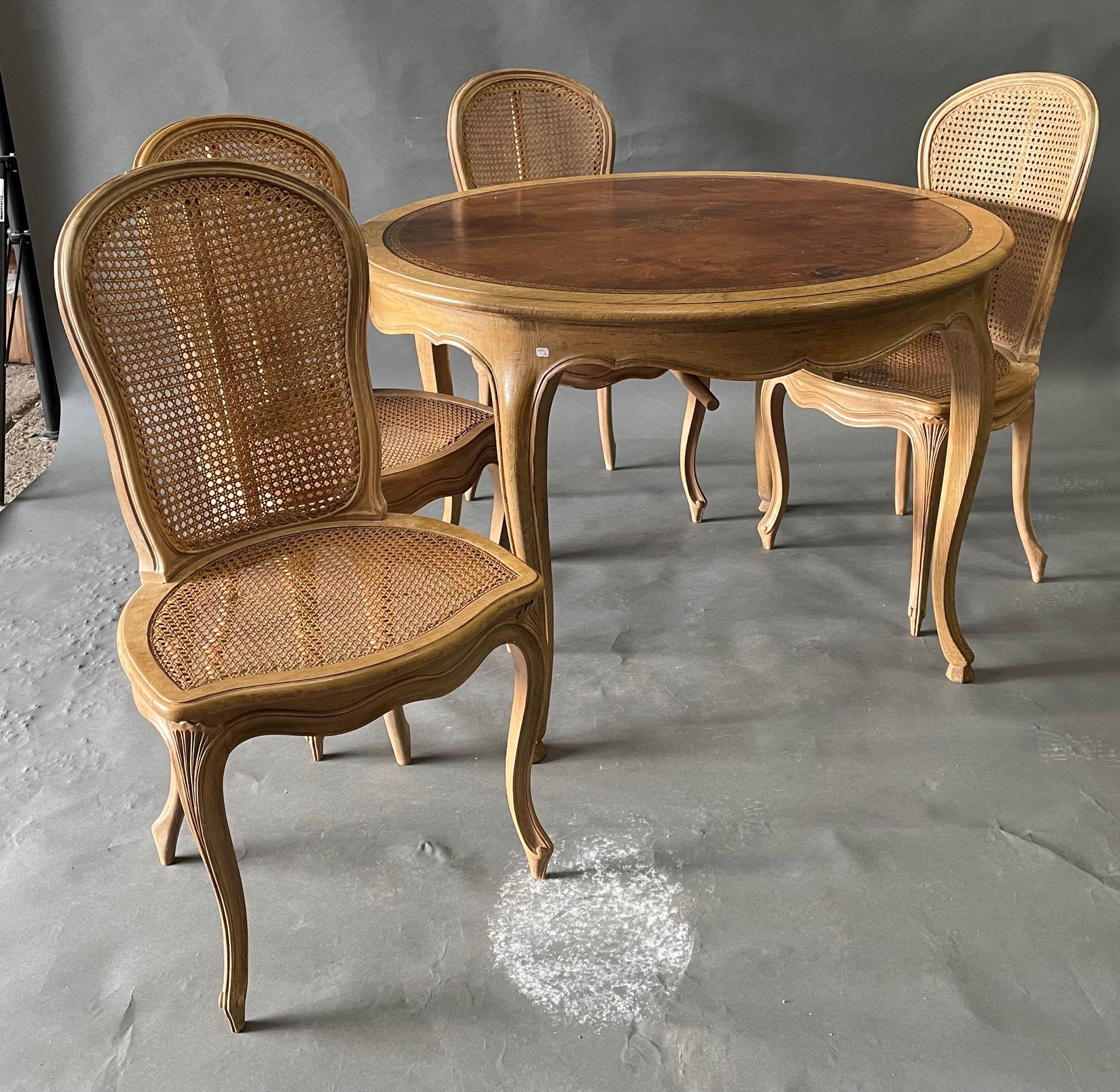 Null 浅色橡木的餐桌和四把草椅，深棕色皮革桌面和铁制品。桌子：高度：75厘米75厘米，直径：108厘米；椅子：高度：94 x 48 x 44厘米高度：94 &hellip;