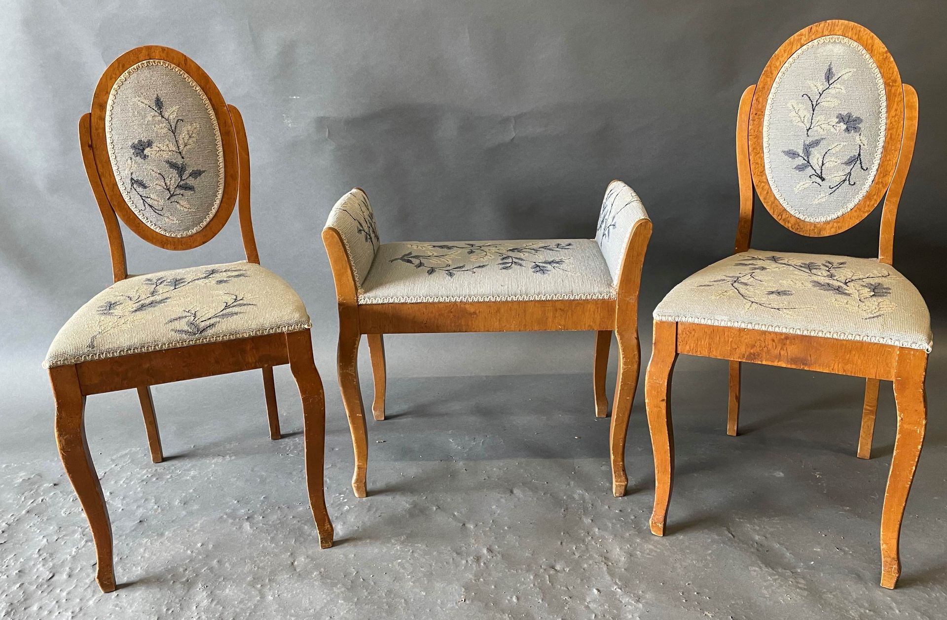 Null 拍品包括：一对椅子和一个小的长方形凳子，刺绣织物软垫，1950年代和一对荔枝形靠背椅，黑色刺绣织物软垫。