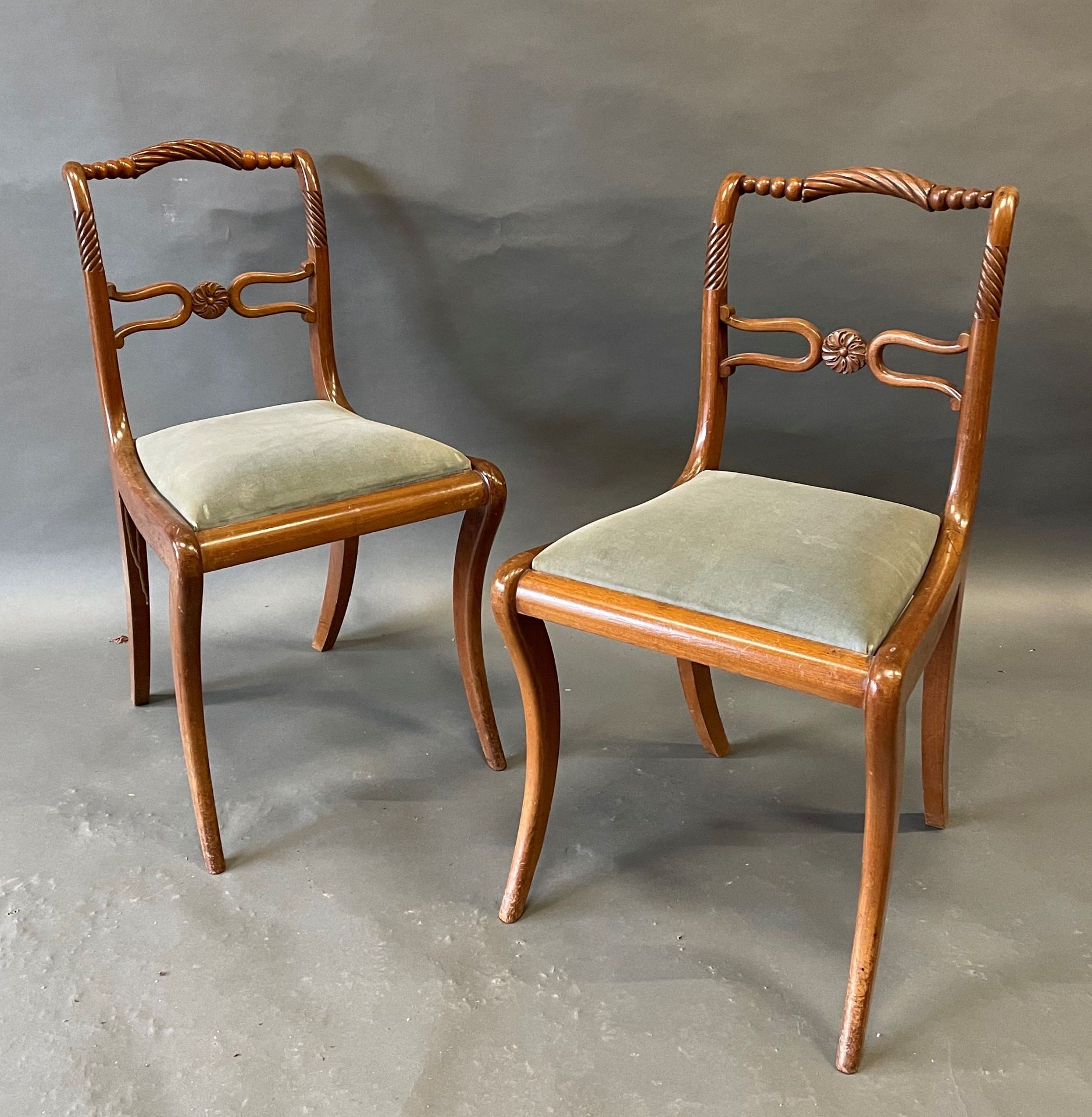 Null Pair of natural wood chairs with twisted bar backs. 86 x 46 x 41 cm