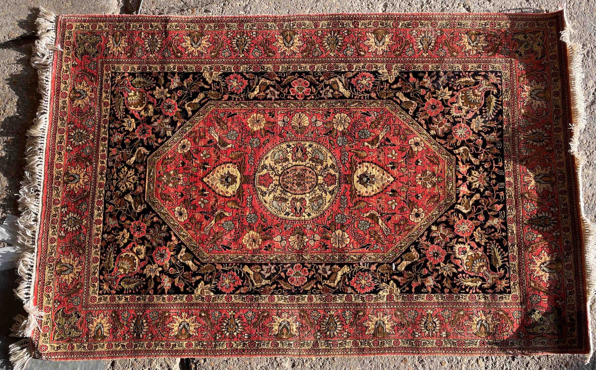Null Silk carpet with a pink background, with a central medallion decorated with&hellip;