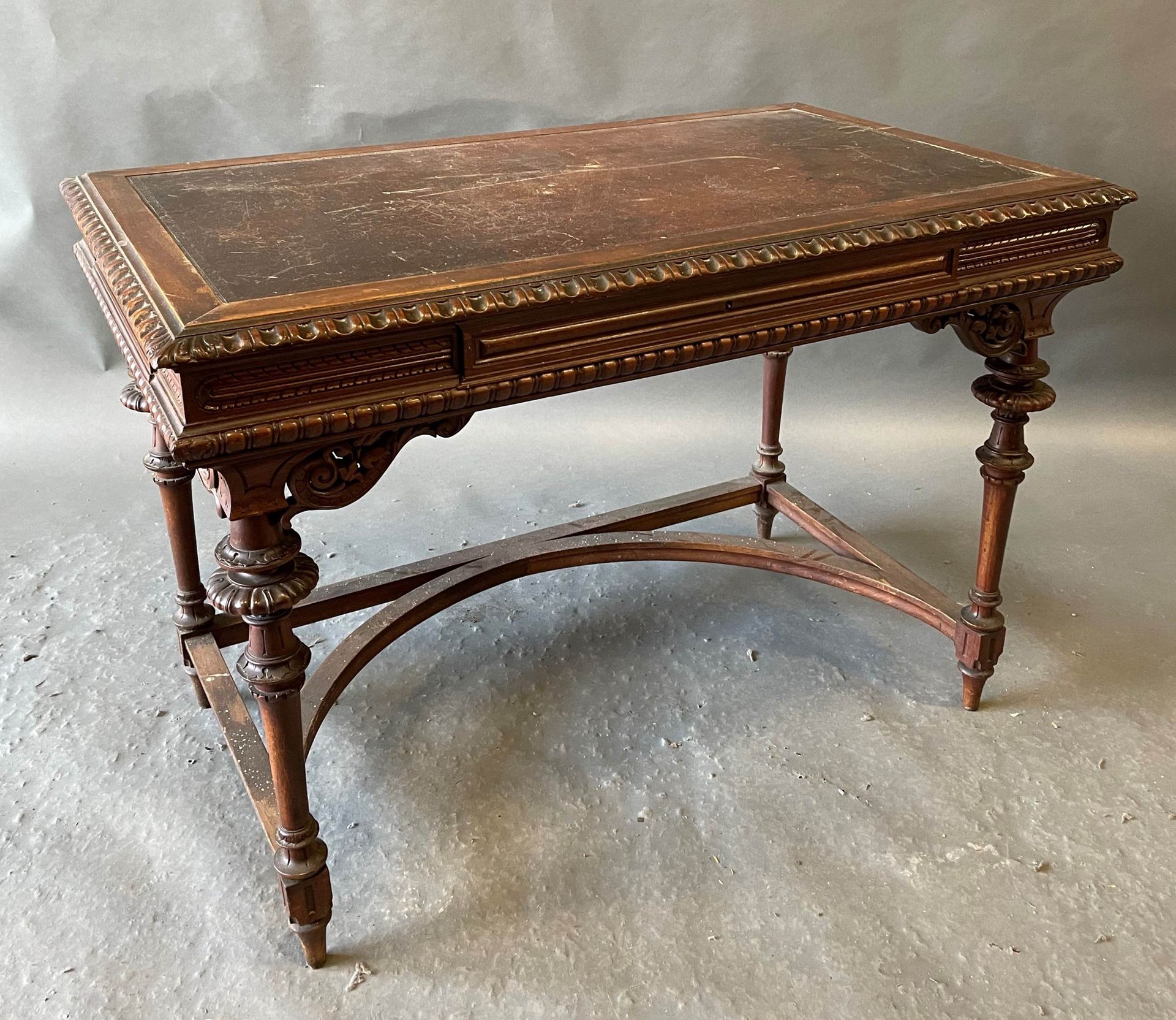 Null 天然木质书桌，有半圆形支架，在腰部开有抽屉，采用摩洛哥式桌面。175 x 109,5 x 65,5 cm 附：一把天然木雕椅子，椅背上有镂空的葡萄，圆&hellip;
