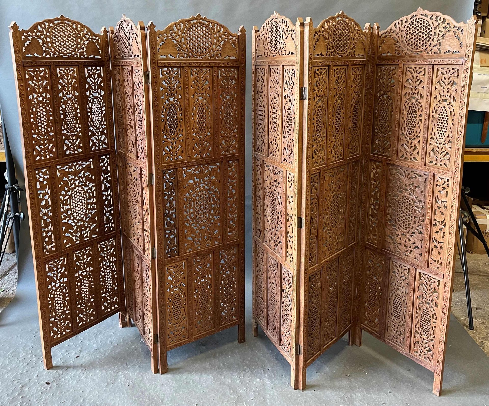 Null Two Indonesian screens with three leaves. Leaf: 172 x 50 cm ATTACHED: a Mor&hellip;