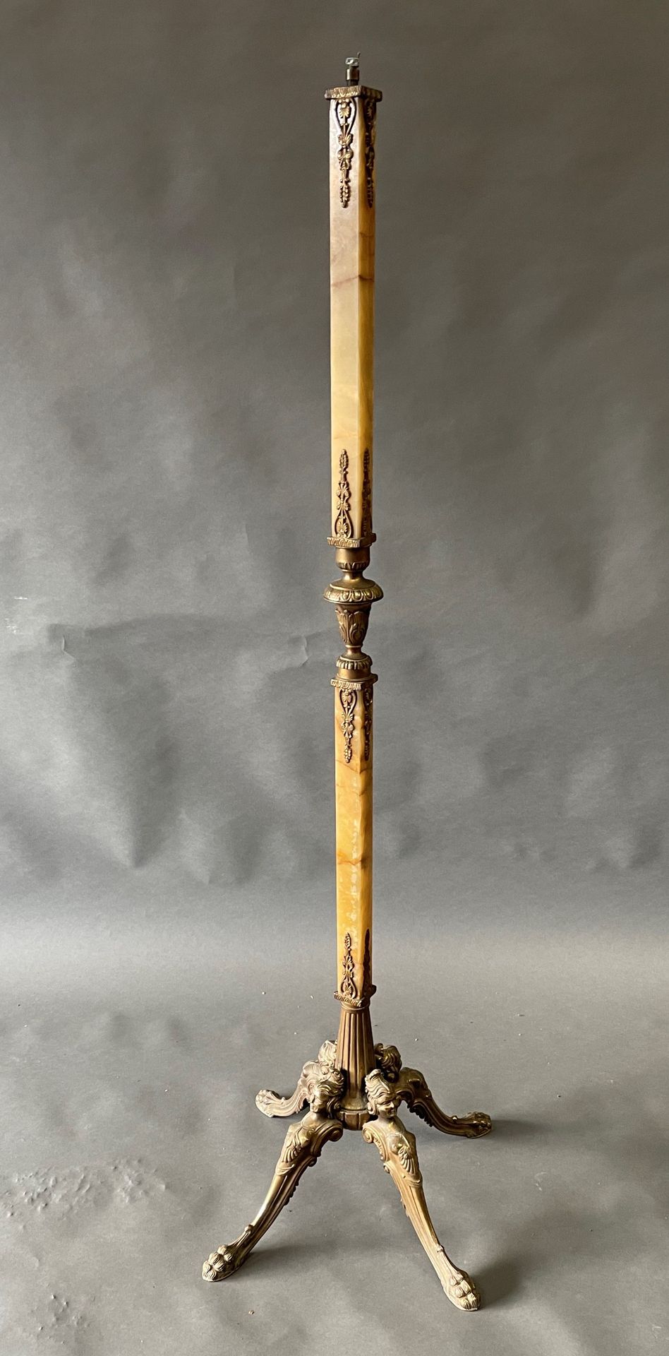Null 鎏金青铜落地灯，四只脚上装饰着女性用语，灯杆为玛瑙材质。身高：153厘米