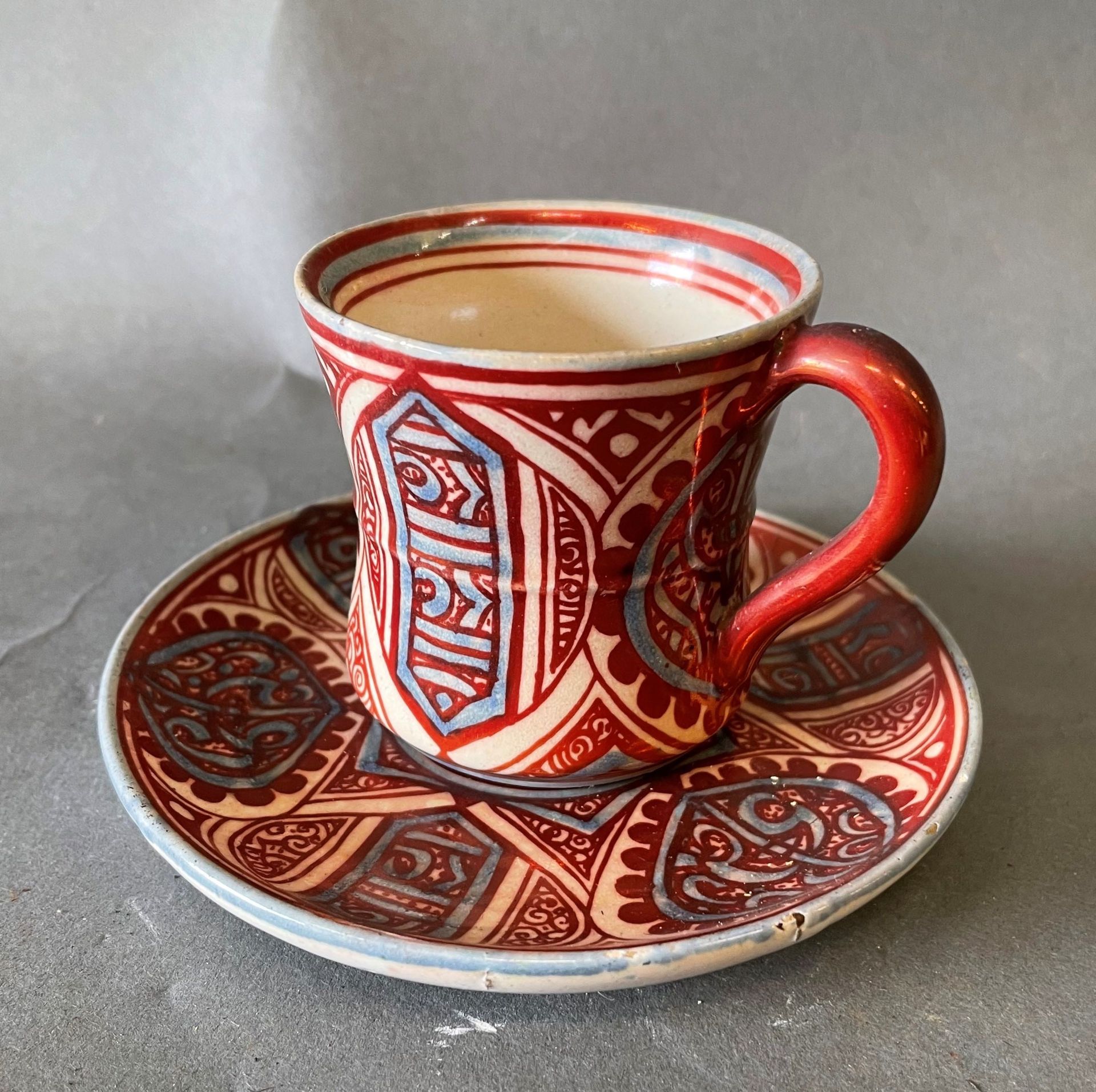Null 伊朗。咖啡杯和茶托，硅质陶瓷，红棕色和蓝色金属光泽装饰。