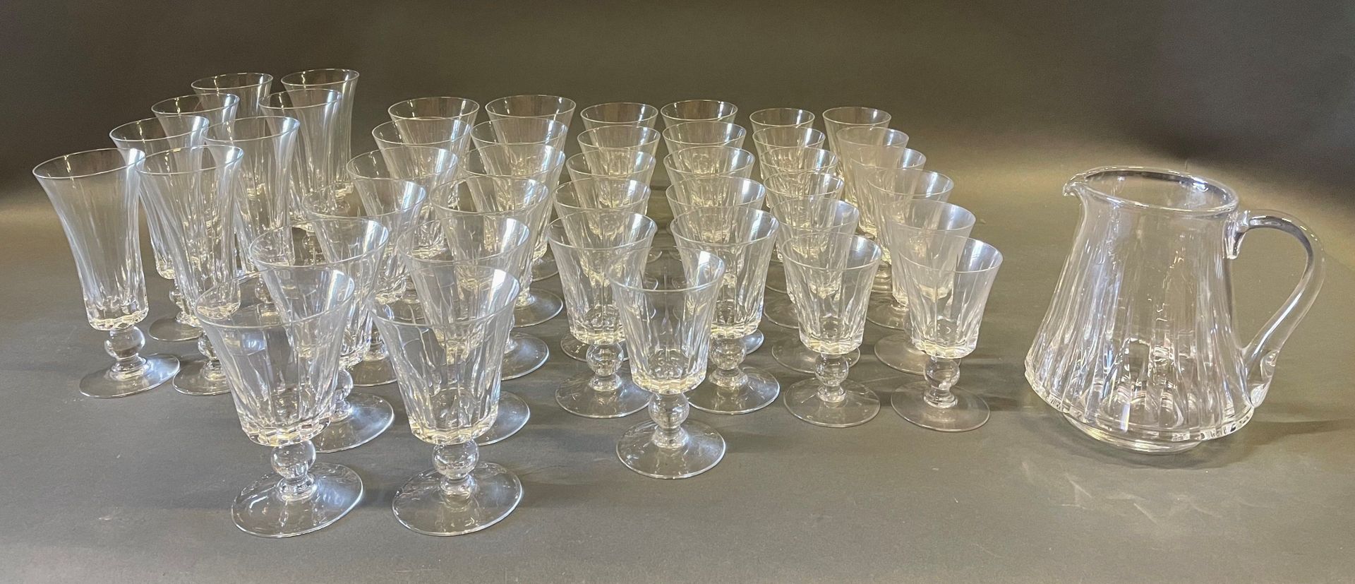 Null 紫外线。一套有球装饰的水晶杯的一部分，包括：8只香槟杯，12只红葡萄酒杯，11只白葡萄酒杯和12只波特酒杯和一个壶。