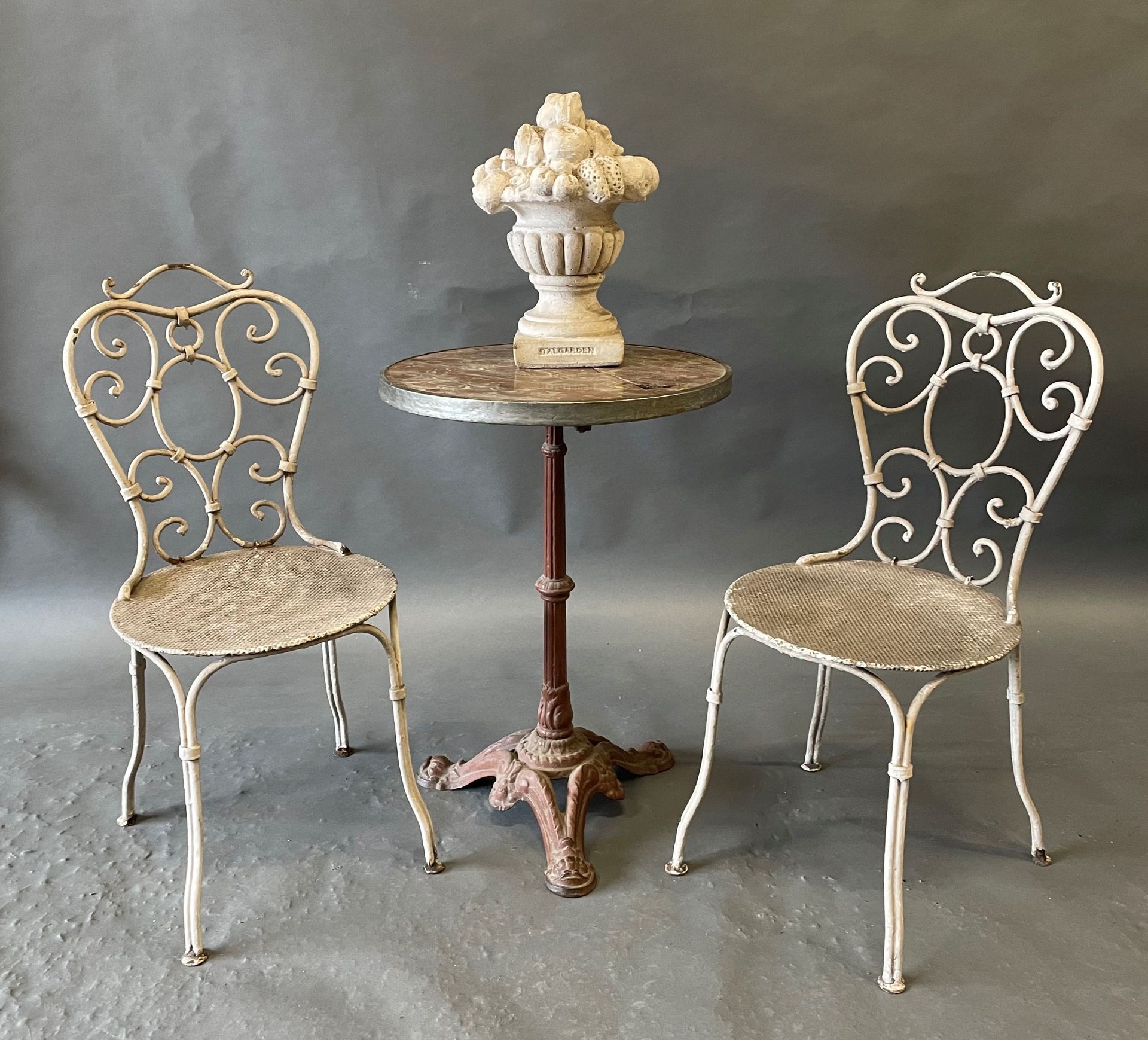 Null Lot comprising: a pair of white lacquered wrought iron garden chairs. 84 x &hellip;