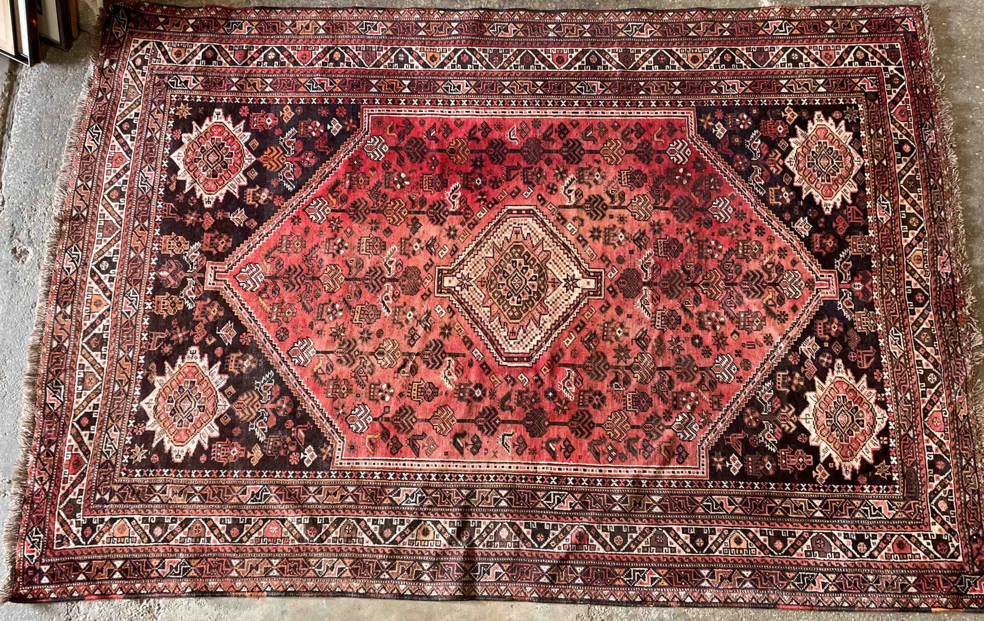 Null 契拉兹。粉红色老底的羊毛地毯，中央有一个菱形的装饰。301 x 205厘米（磨损）。
