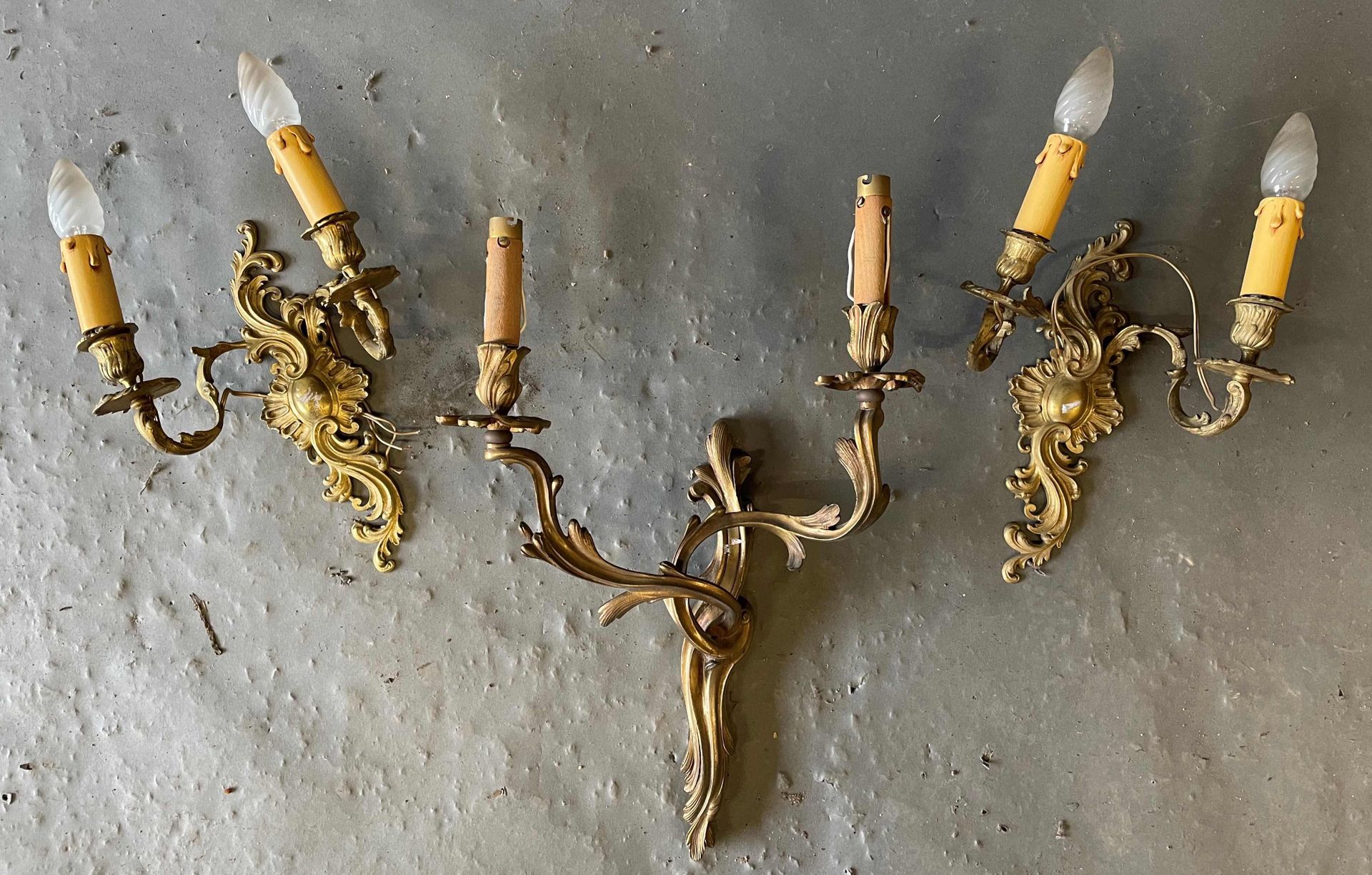 Null A pair of ormolu sconces, decorated with a rocaille cartouche with two arms&hellip;