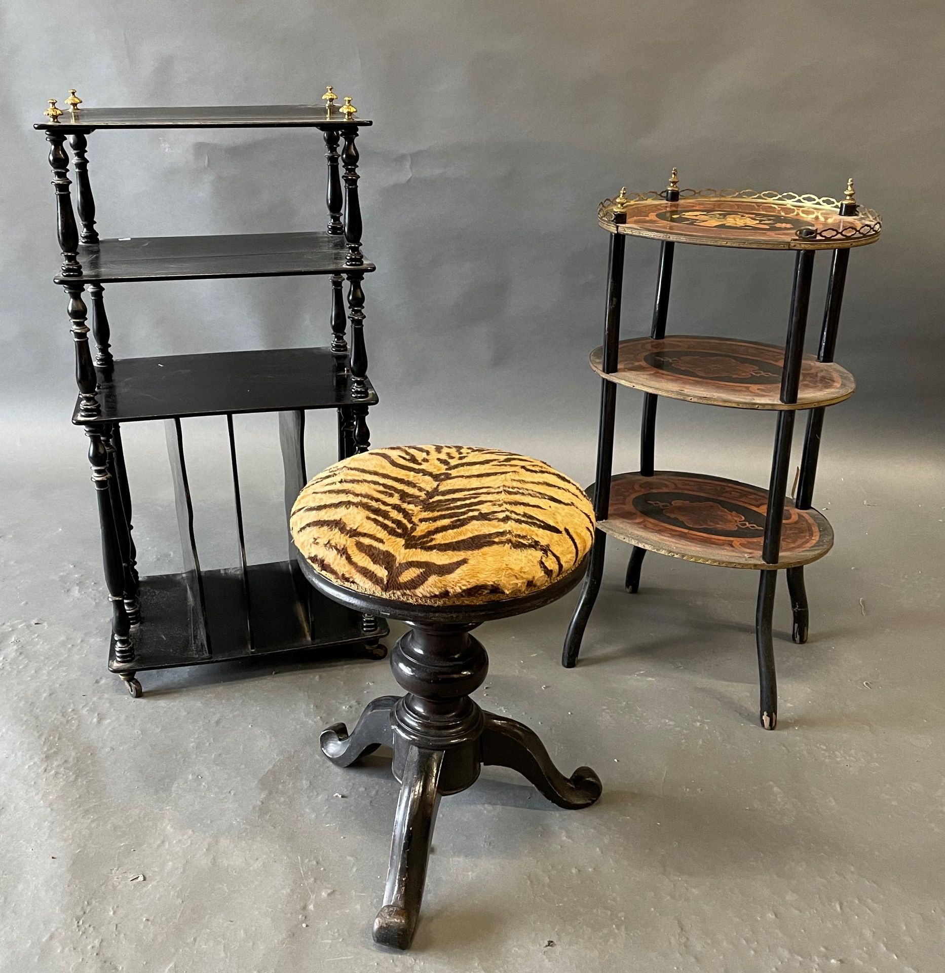 Null 一套拿破仑三世的家具，包括：一个发黑的木制音乐柜。91 x 44.5 x 30.5厘米（事故和缺失的部分），一个椭圆形的selette，上面镶嵌着花和&hellip;