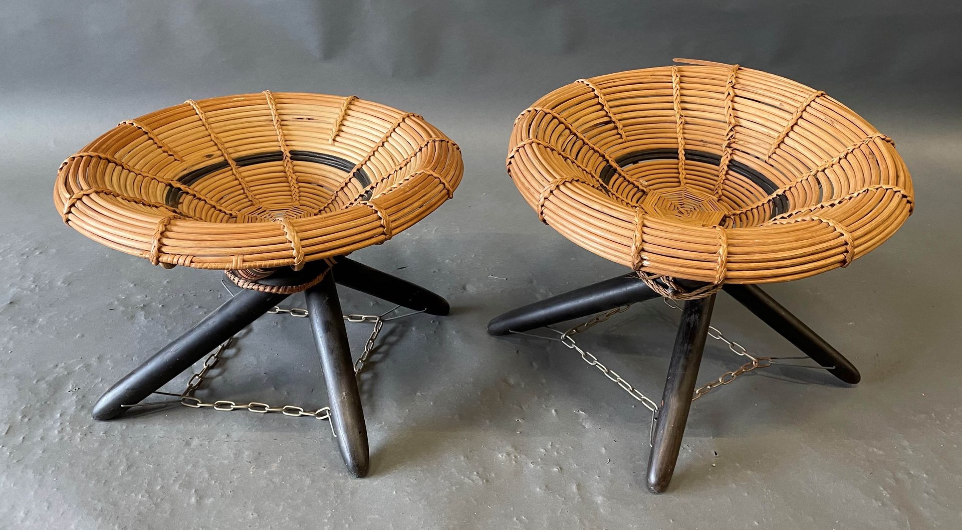 Null Pair of round wicker stools, the base in blackened wood, joined by chains. &hellip;