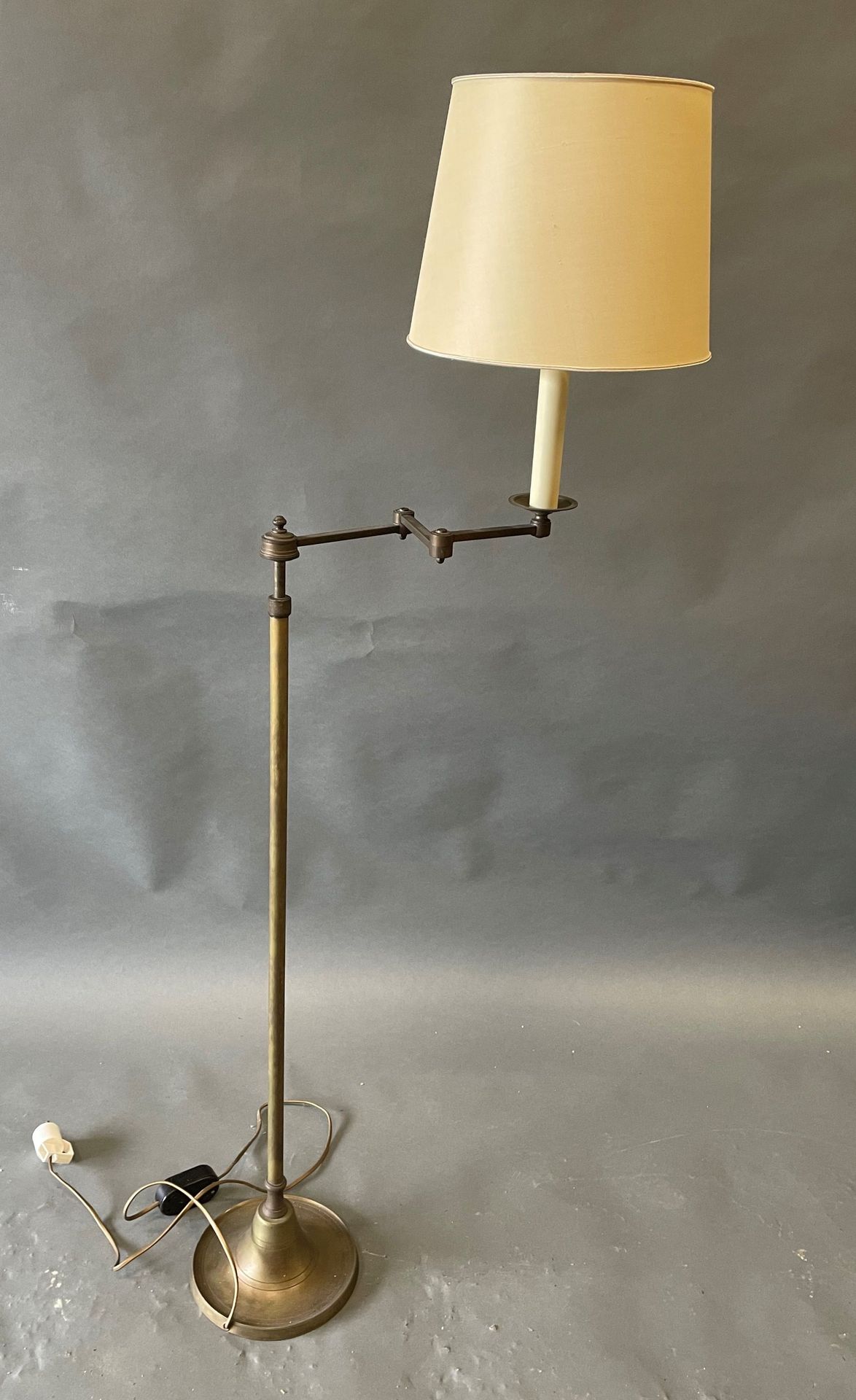 Null Articulated floor lamp in brass. Height : 135 cm. Height : 135 cm