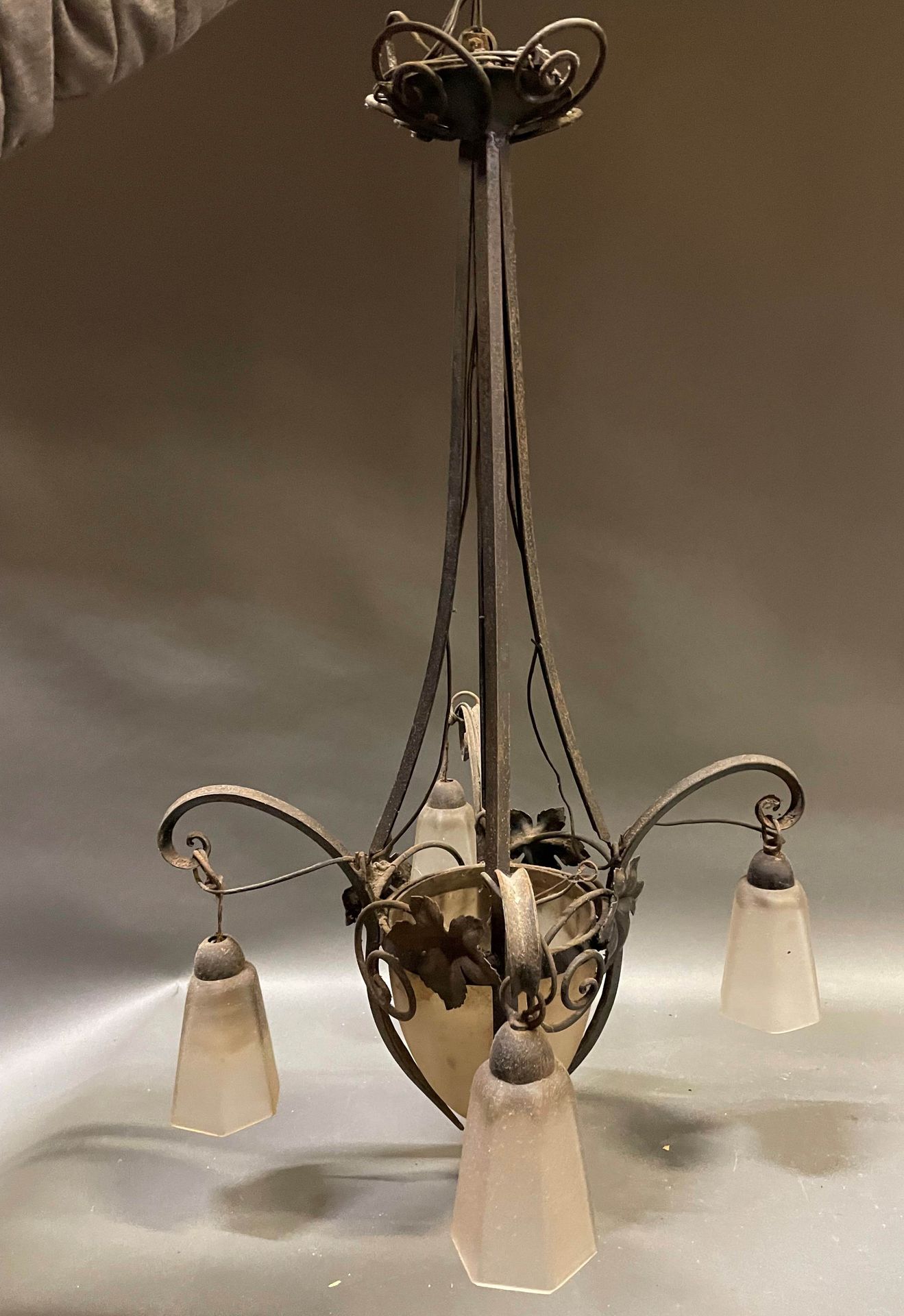 Null 锻铁吊灯，有藤叶和模制玻璃，有四朵郁金香和中央的锥形碗。1930年左右。106 x 50厘米