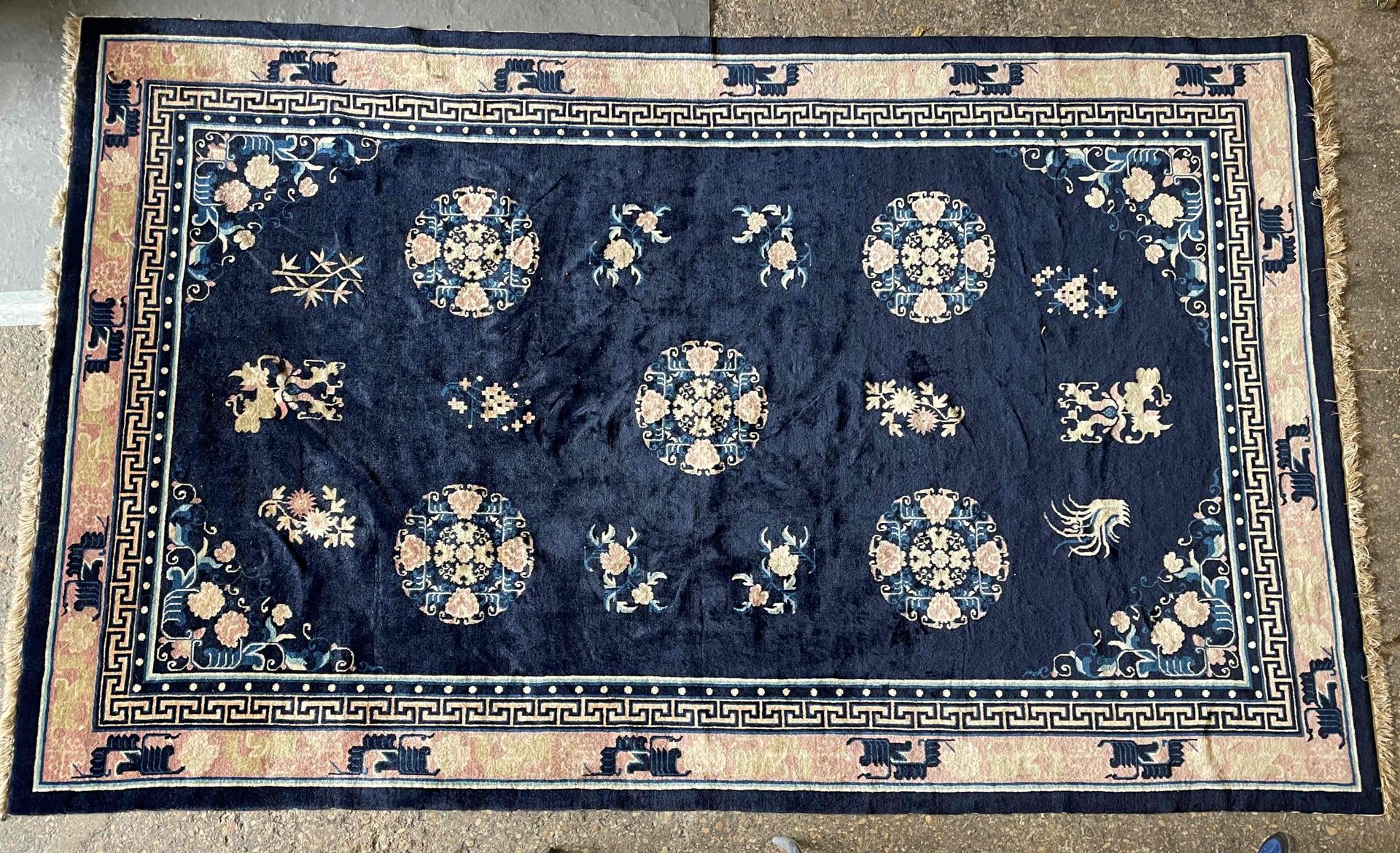 Null 中国。深蓝色背景的羊毛地毯，在深蓝色背景上装饰有五个玫瑰花瓣。20世纪. 268 x 164 cm