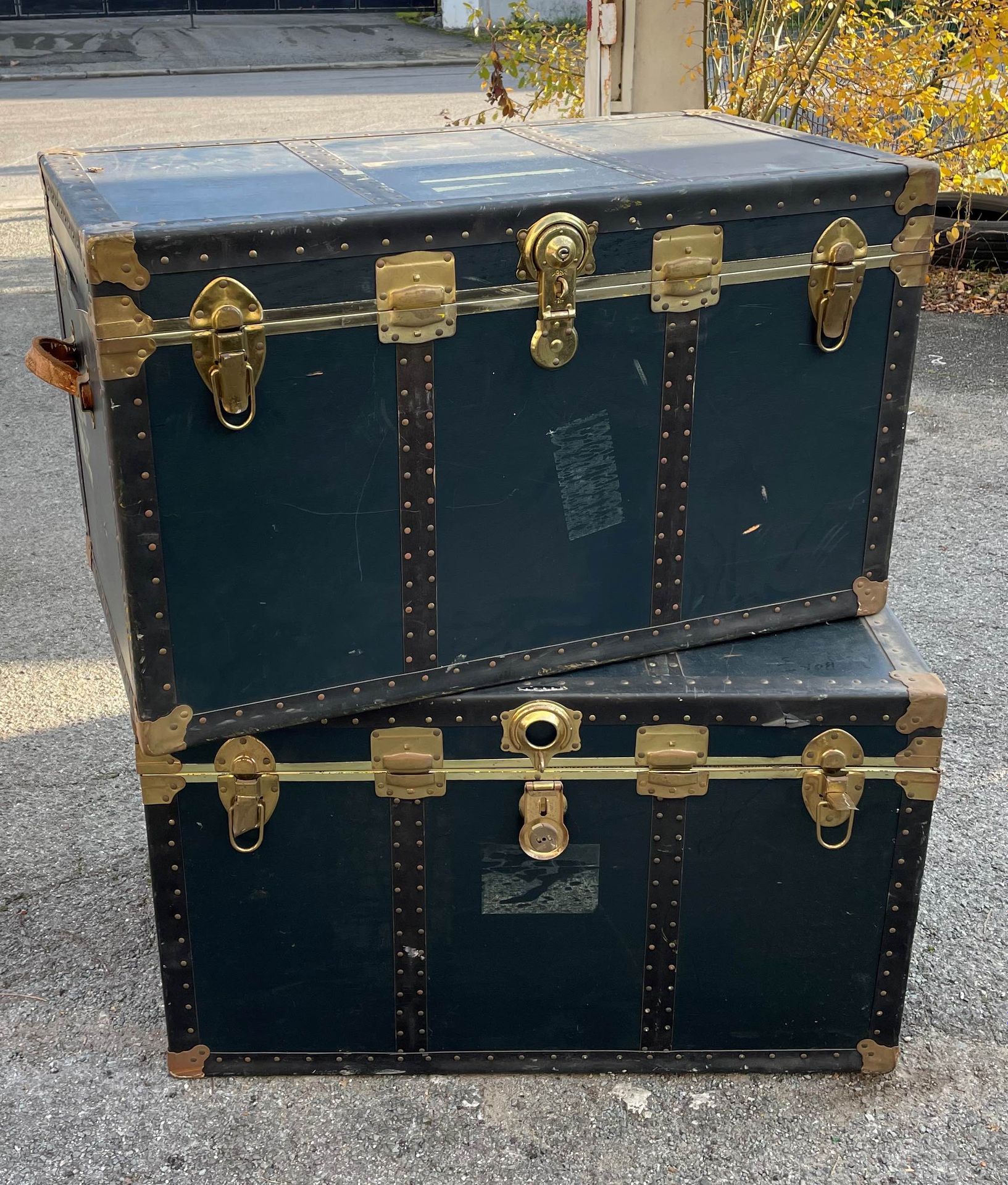 Null SEWARD. Two black lacquered trunks, brass fittings, leather side handles.