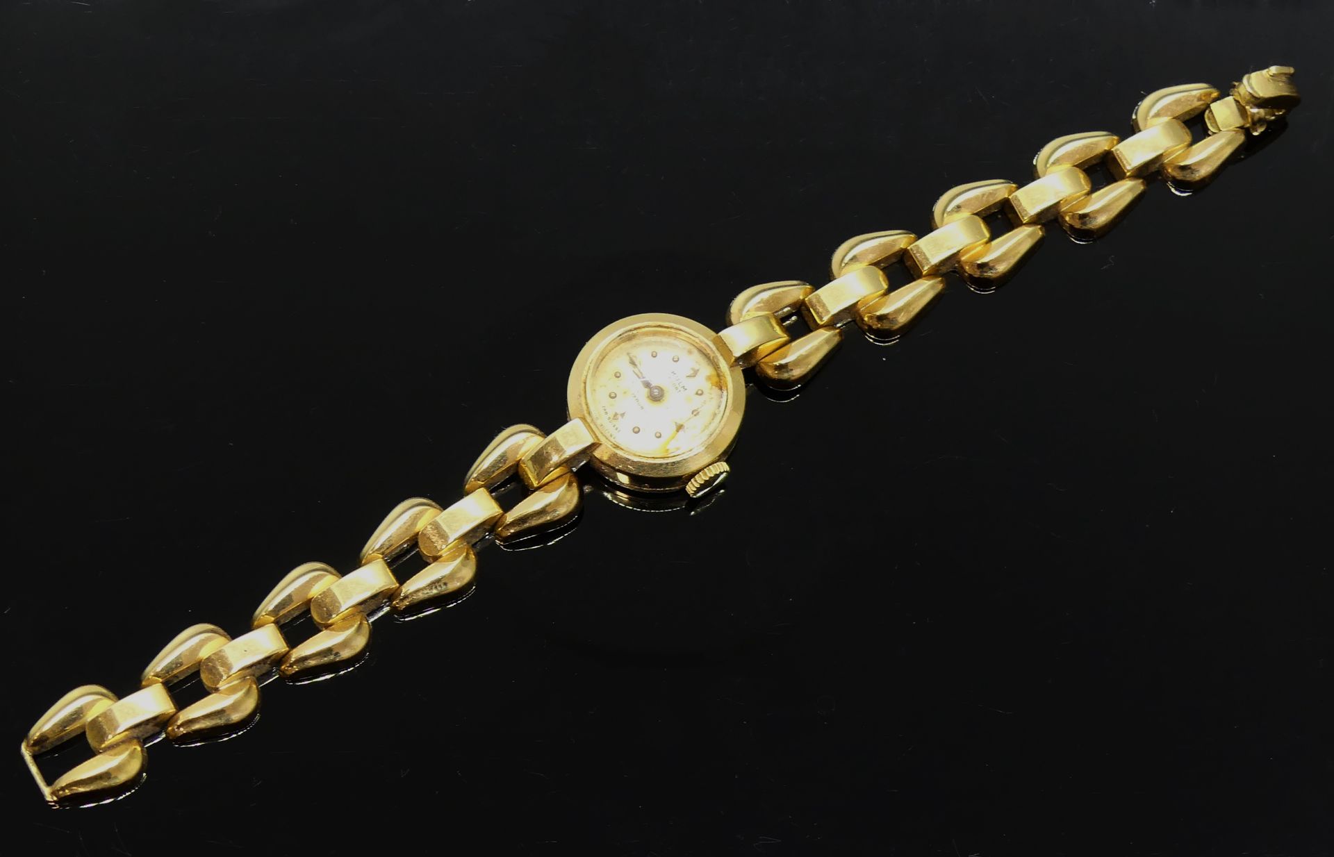 Null KULM. MONTRE BRACELET de dame tout or jaune 750 mil., le boitier rond, le t&hellip;