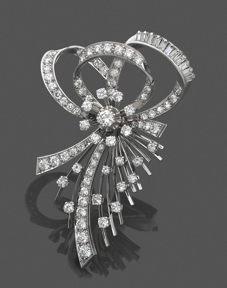 Null 
Beau CLIP de revers "Gerbe" en or blanc 750 mil. Serti de diamants taille &hellip;