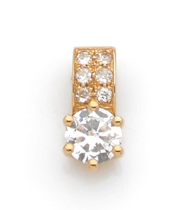 Null 黄金750密耳吊坠，镶嵌着一颗明亮式切割的钻石，大环形吊坠上镶嵌着钻石。钻石大小为1.10克拉。毛重3.02克 长15毫米