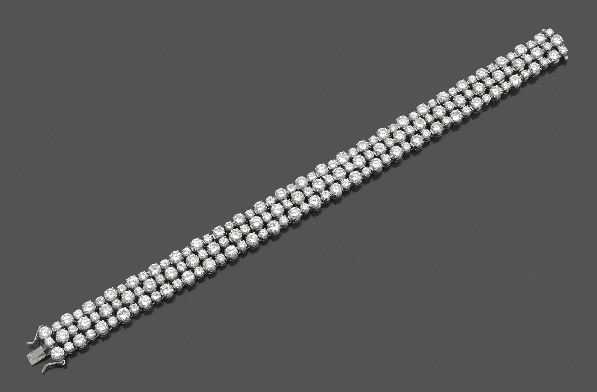 Null 
Beau BRACELET ruban en or blanc, serti en alternance de 75 diamants taille&hellip;