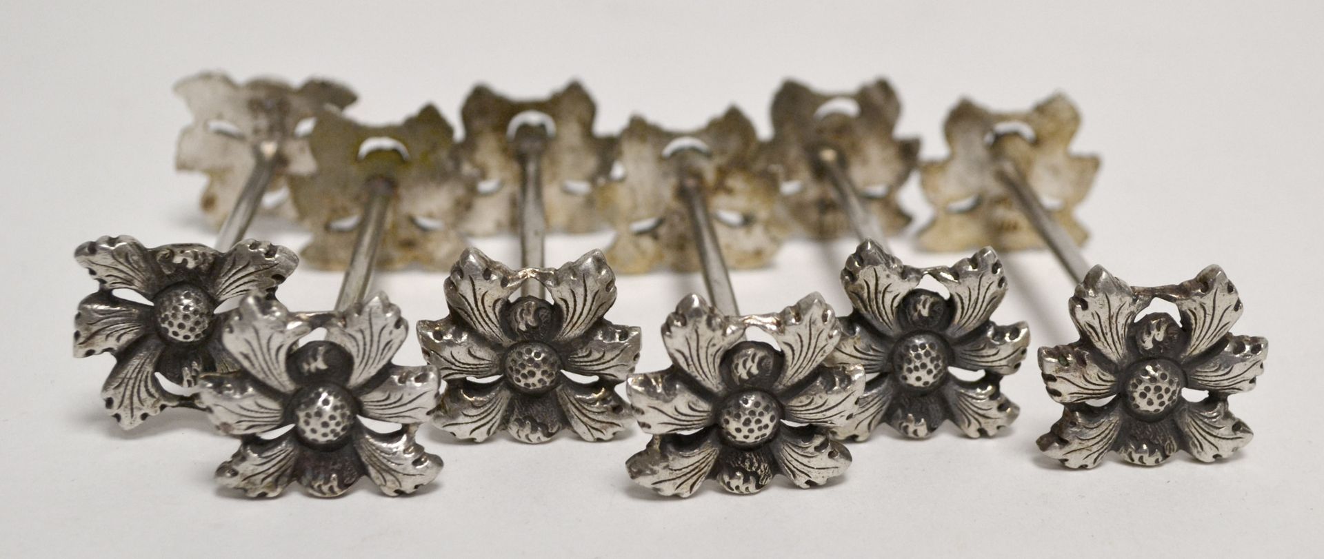 Null Seis portapiezas de plata, los extremos decorados con flores de seis pétalo&hellip;
