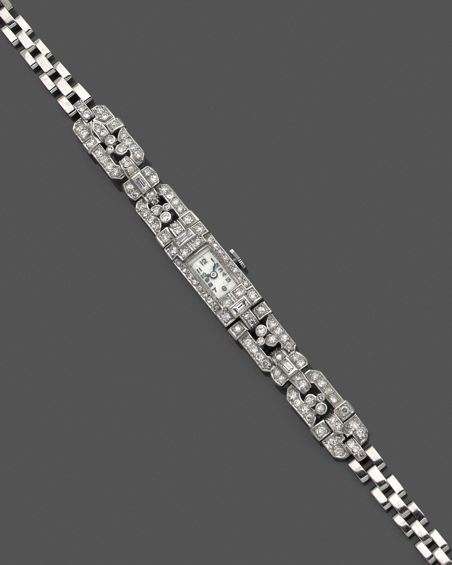 Null 铂金手镯表，表盘和表扣镶有明亮式切割和长方形钻石。毛重29.1克 长17厘米