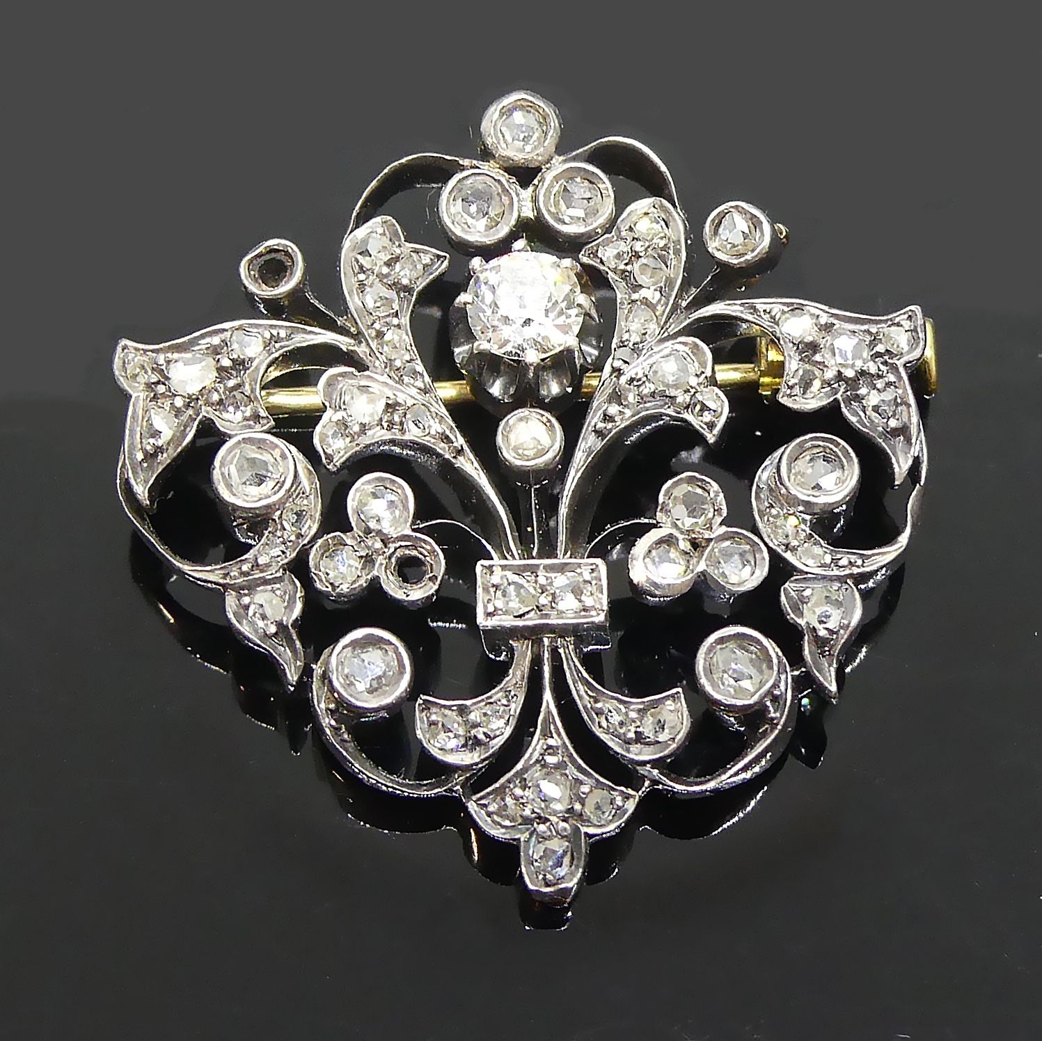 Null 
金银吊坠，镂空的玫瑰式切割钻石，一颗主钻石镶嵌在爪子上。19世纪晚期。毛重10.92克 3.3 x 3.3厘米（缺少两朵玫瑰和流苏）