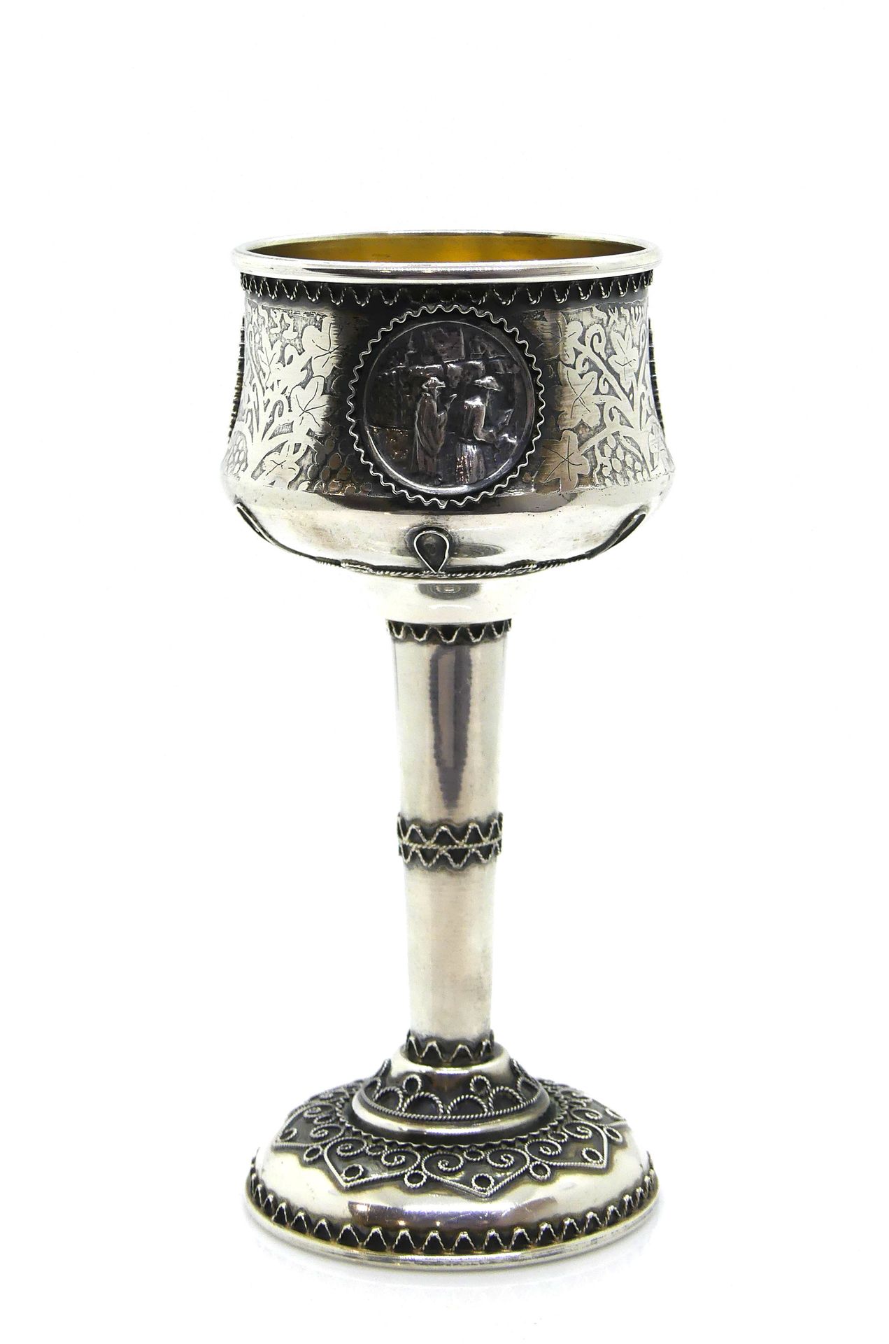Null 一个银色的玻璃杯放在支架上，上面有花纹装饰，Menorah, Wailing Wall和Jerusalem的奖章，背景是pampers的guilloc&hellip;