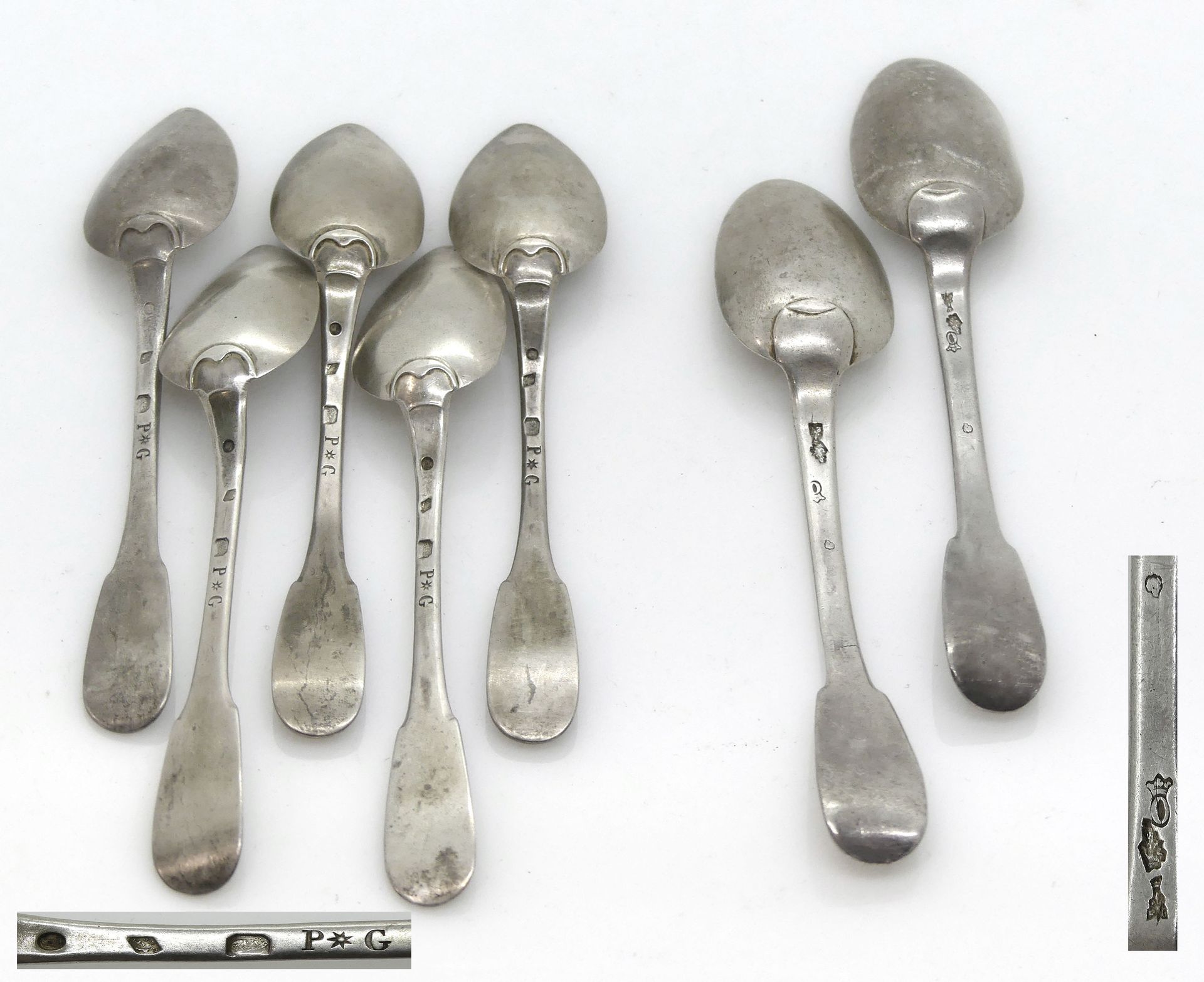 Null 五把咖啡勺，银色950密耳。标记为PG。巴黎1819-1838年。两个银质咖啡勺，普通型号，1777年，巴黎（其中一个轻微损坏）。重量128克