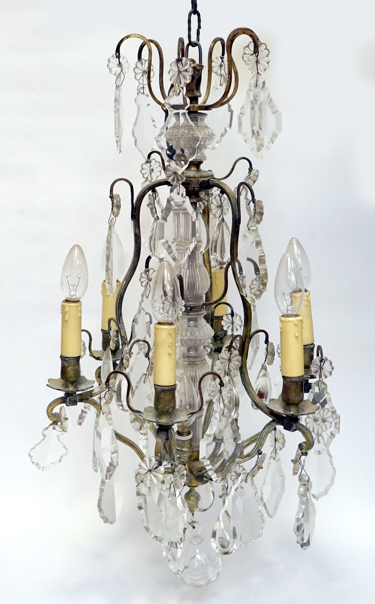 Null Petit LUSTRE à pendeloques de cristal et bronze doré style Louis XV. H. 75 &hellip;