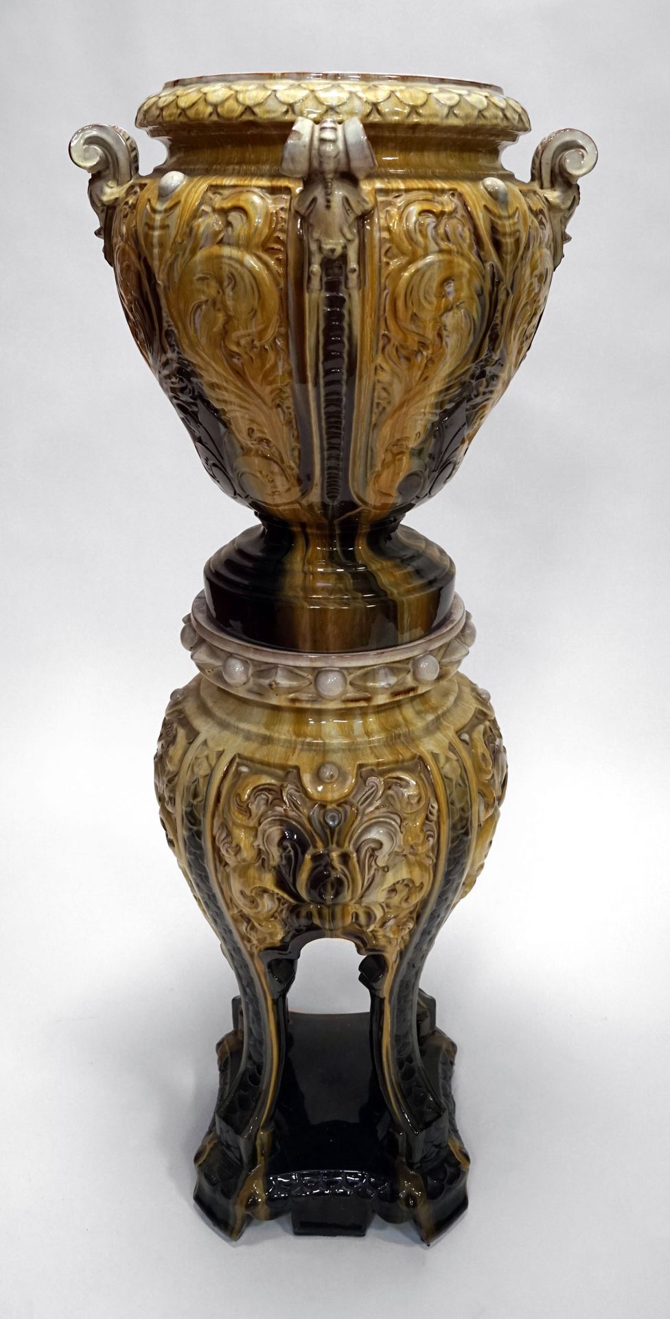 Null 米色和黄色珐琅彩陶瓷JARDINIERE，属于Massier风格，底座放在四条腿上，上面印有树叶的图案。19世纪晚期。高130厘米。(事故）。
