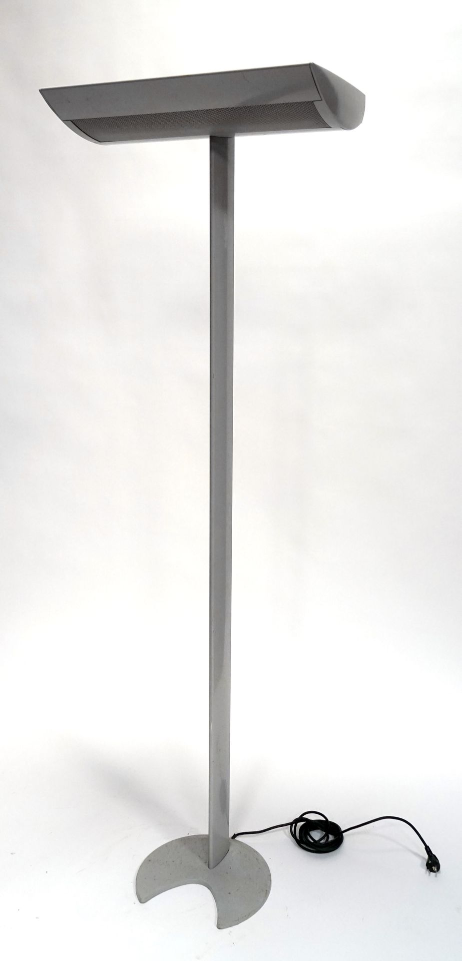 Null LAMPADAIRE en tôle émaillée grise. Vers 1990. H. 190 cm.