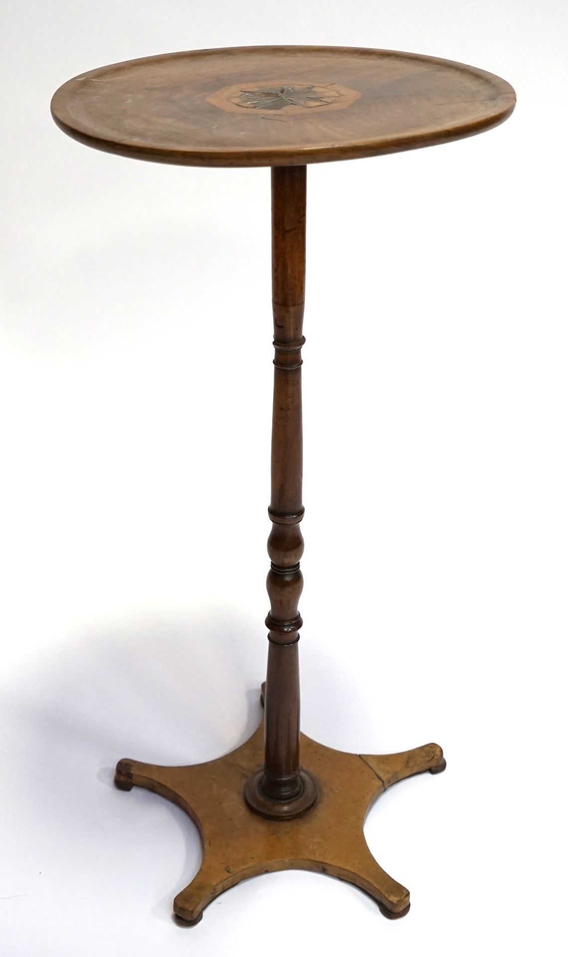 Null 木制小圆座桌，中心轴栏杆，底座为星形。19世纪 签于顶部。76 x 36厘米。