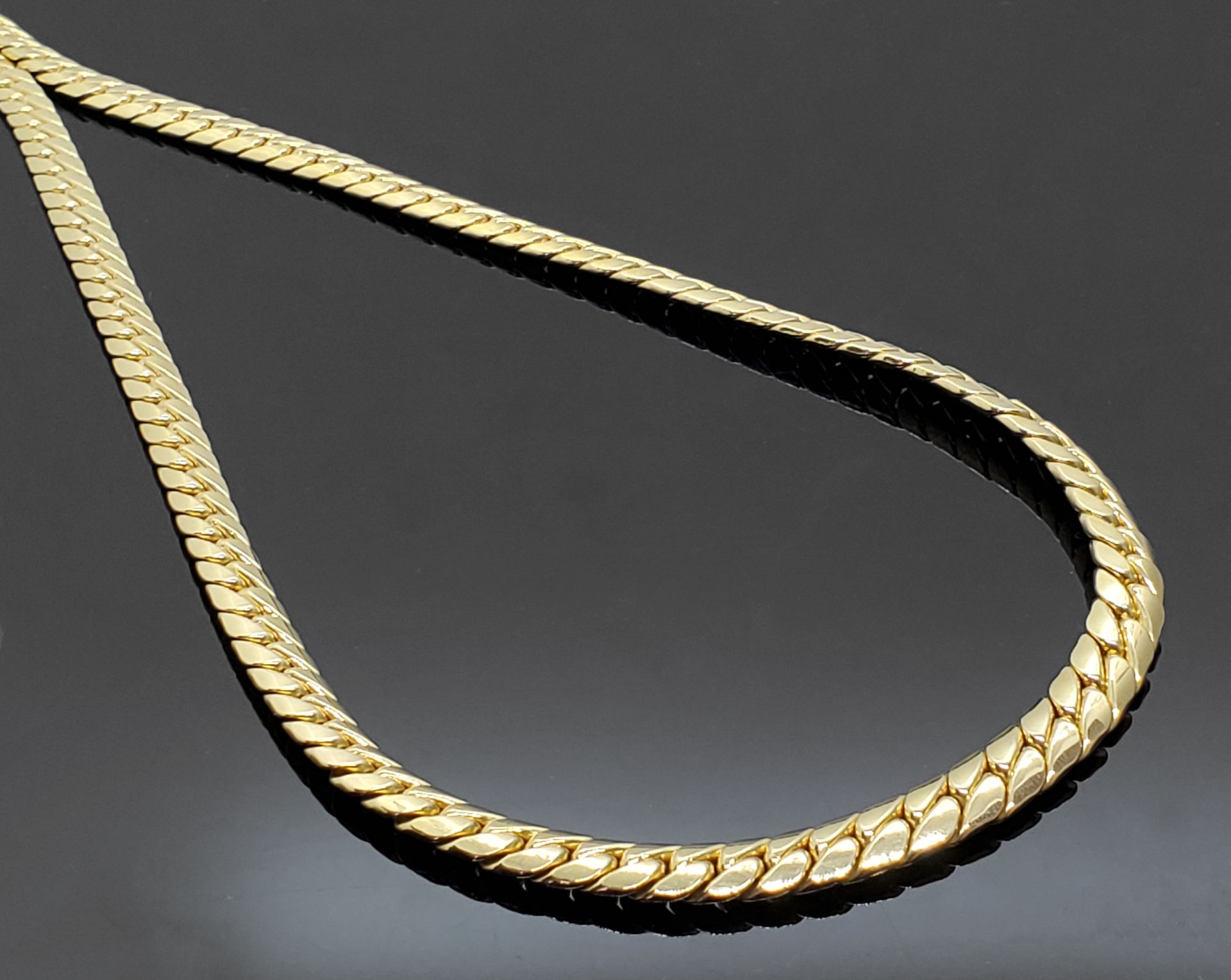 Null NECKLACE in yellow gold 750 mils, flat curb chain in fall. Weight 32,5 g