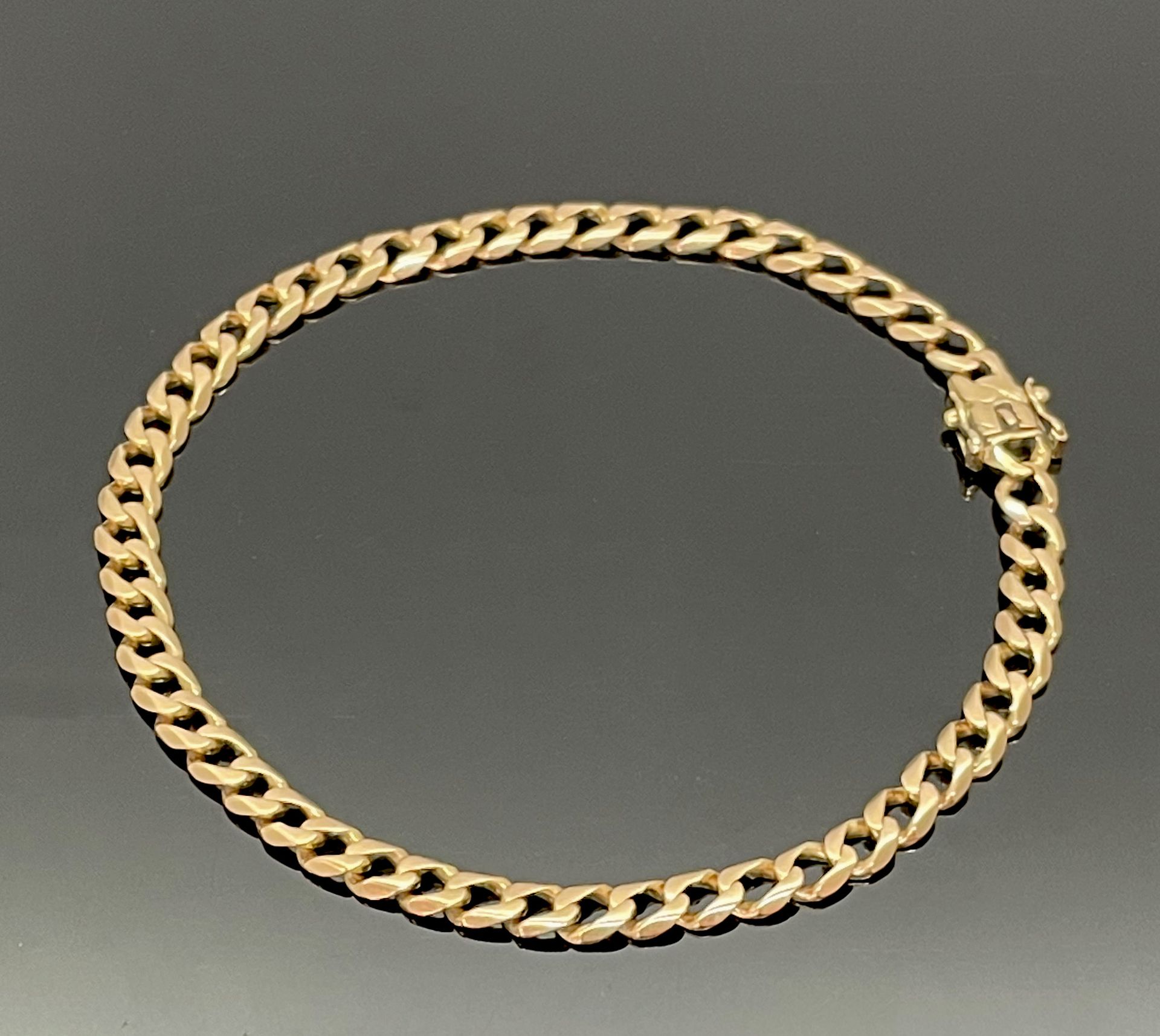 Null 
BRACELET in yellow gold 750 mils. Weight 11,41 g (the clasp is deformed an&hellip;