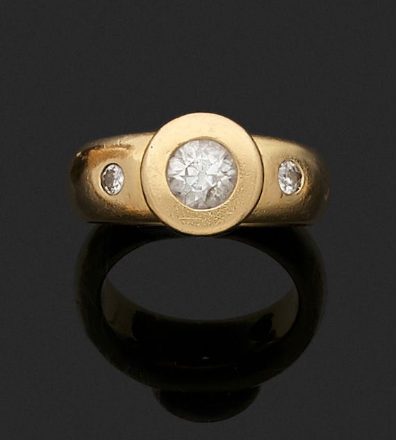 Null 约瑟夫-基尔。750密耳的黄金大戒指，镶嵌着一颗T.A.钻石，中间镶嵌着两颗钻石，使之更加突出。签有J.K.的字样，镶嵌着一颗小钻石。 毛重18.68&hellip;