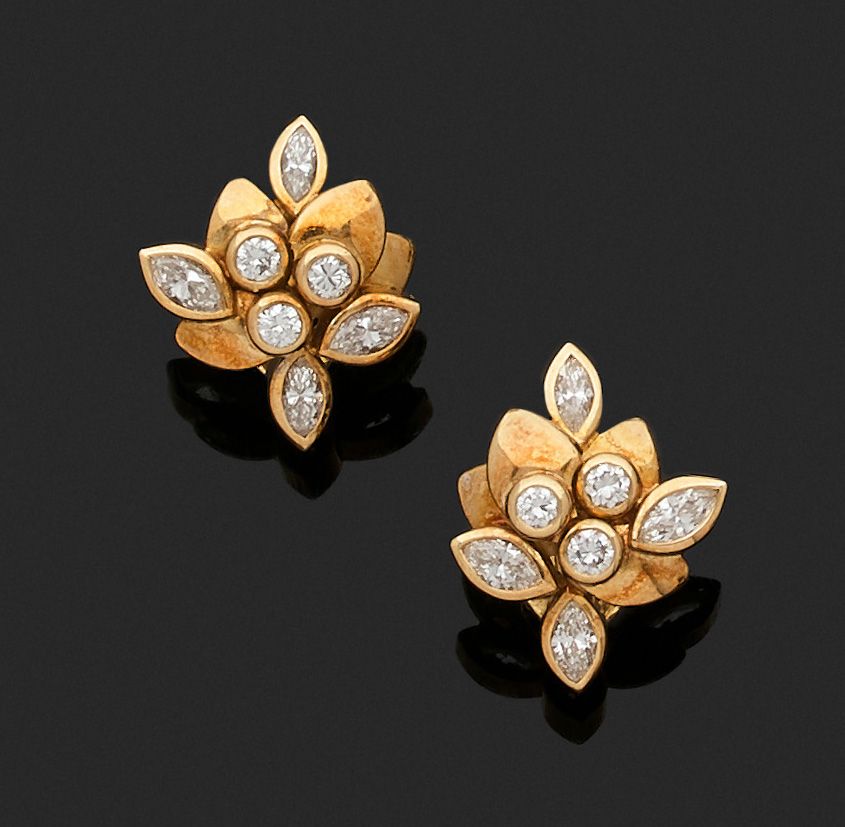 Null Josef KIEL. Pair of EAR CLIPS "Flowers" in yellow gold 750 mil. Set with br&hellip;