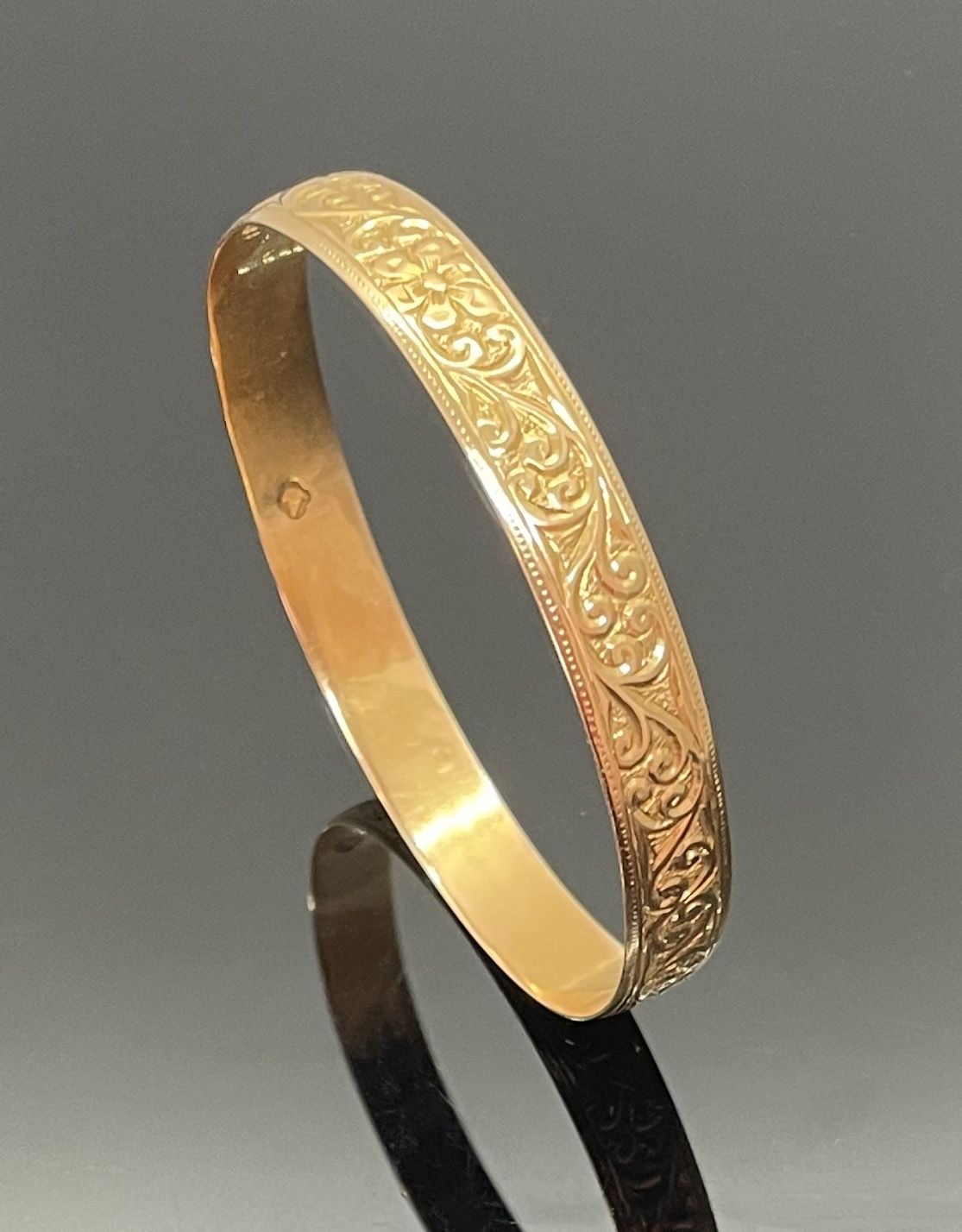 Null BRACELET in yellow gold 750 mils. Guilloche of scrolls and flowers. Weight &hellip;