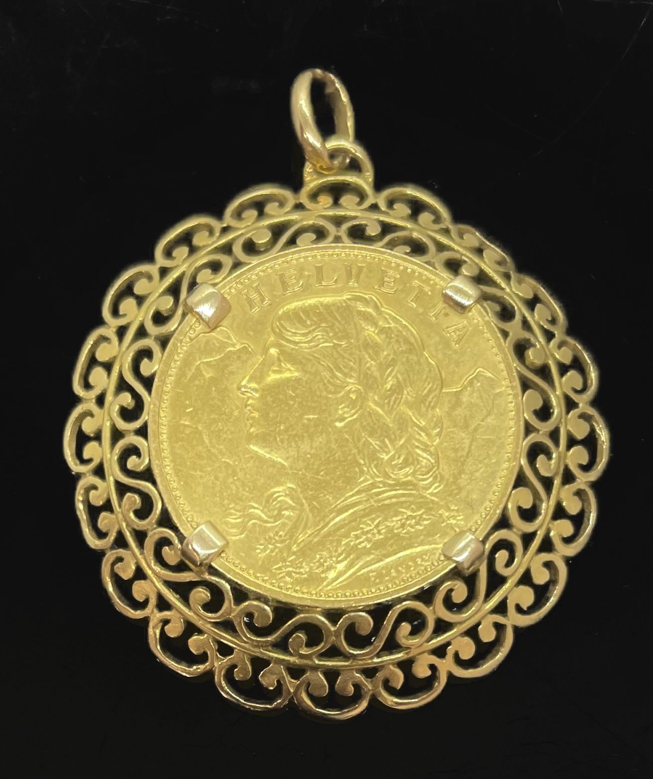 Null 饰有20法郎的瑞士金币的吊坠，750密尔金镶嵌，有扇形的卷轴。毛重 9,90 g